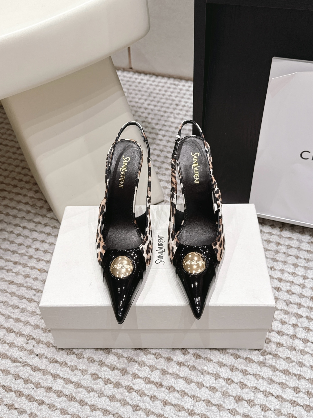 NO:958344,Purchasing-grade Saint Laurent 26/summer new pointed toe stiletto heel sandals with sharp and slender pointed toe, the upper is made of glossy patent leather, with a slim elastic back strap, embellished with metal logos on the inside, and neatly narrowed footbeds to modify the lines of the feet.  The details are exquisite and exquisite, the pointed toe cutting is smooth and neat, the paint surface is even and translucent and not easy to scratch, the slender back strap has long-lasting elasticity and is not loose, multiple styles and colors are available, versatile for all seasons, improving the overall sophistication of the overall outfit. The upper is calf silk/patent leather, the lining is lambskin, the heel height is 10.5cm, the outsole is Italian leather, size 35-42 (40, 41, 42 sizes are customized and non-returnable), high-heeled sandals, saint  laurent,sandals,high heels,sheepskin,real silk,Leather soles19860909代购级 Saint Laurent 26/夏季新款尖头细跟后空凉鞋 锐利修长的尖头鞋型,鞋面选用亮面亮泽漆皮打造,搭配纤细弹力后绊带,内里点缀金属标识,利落收窄鞋床修饰脚面线条. 细节工艺精致考究,尖头切割流畅利落,漆面均匀透亮不易刮花,纤细后绊带弹力持久不松垮,多风格色系可选,四季百搭,提升整体穿搭精致度. 鞋面小牛真丝/漆皮 内里小羊皮 跟高10.5cm 大底意大利真皮大底 size35-42码（40、41、42码定制不退换）,高跟鞋凉鞋,saint laurent,sandals,high heels,sheepskin,real silk,Leather soles,Women's Shoes
