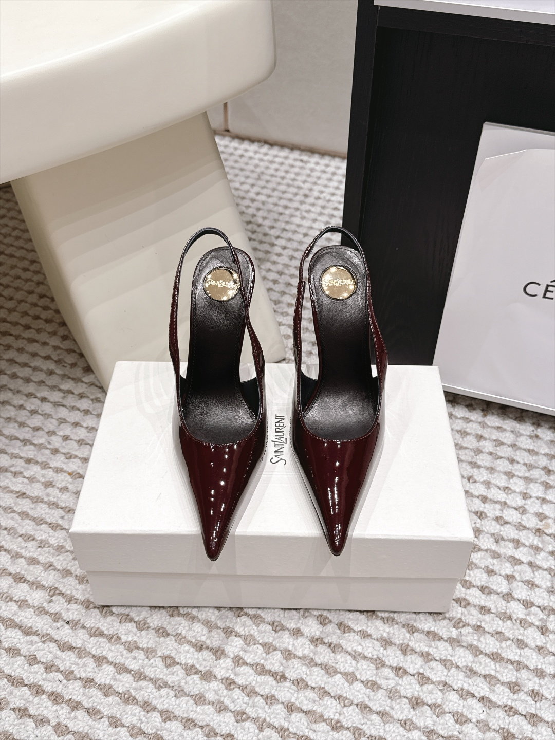 NO:958306,Purchasing agent Saint Laurent_YSL26/Summer new pointed toe stiletto heel sandals with sharp and slender pointed toe, the upper is made of glossy patent leather, with a slim elastic back strap, embellished with metal logos on the inside, and a neatly narrowed footbed to modify the lines of the instep.  The details are exquisite and exquisite, the pointed toe cutting is smooth and neat, the paint surface is even and translucent and not easy to scratch, the slim back strap has long-lasting elasticity and is not loose, multiple styles and colors are available, and it is versatile for all seasons, improving the overall sophistication of the outfit. Upper calf soft patent leather, lining lambskin, heel height 10.5cm, outsole Italian leather outsole size 35-42 (40, 41, 42 sizes are customized and non-refundable), high-heeled sandals, saint laurent, saint  laurent,sandals,high heels,sheepskin,leather soles19860909代购级 Saint Laurent_YSL26/夏季新款尖头细跟后空凉鞋 锐利修长的尖头鞋型,鞋面选用亮面亮泽漆皮打造,搭配纤细弹力后绊带,内里点缀金属标识,利落收窄鞋床修饰脚面线条. 细节工艺精致考究,尖头切割流畅利落,漆面均匀透亮不易刮花,纤细后绊带弹力持久不松垮,多风格色系可选,四季百搭,提升整体穿搭精致度. 鞋面小牛软漆皮 内里小羊皮 跟高10.5cm 大底意大利真皮大底 size35-42码（40、41、42码定制不退换）,高跟鞋凉鞋,saint laurent,saint laurent,sandals,high heels,sheepskin,Leather soles,Women's Shoes