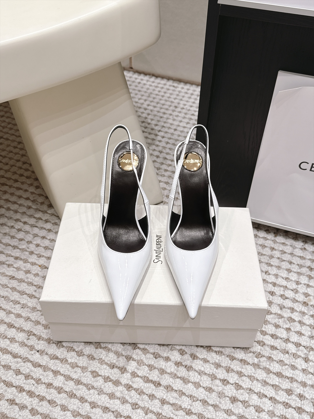 NO:958309,Purchasing agent Saint Laurent_YSL26/Summer new pointed toe stiletto heel sandals with sharp and slender pointed toe, the upper is made of glossy patent leather, with a slim elastic back strap, embellished with metal logos on the inside, and a neatly narrowed footbed to modify the lines of the instep.  The details are exquisite and exquisite, the pointed toe cutting is smooth and neat, the paint surface is even and translucent and not easy to scratch, the slim back strap has long-lasting elasticity and is not loose, multiple styles and colors are available, and it is versatile for all seasons, improving the overall sophistication of the overall outfit. Calf soft patent leather upper, lambskin lining, heel height 10.5cm, Italian genuine leather outsole, size 35-42 (customized sizes 40, 41, 42 are not returnable) Purchasing grade Saint  Laurent_YSL26/Summer new pointed toe stiletto heel sandals with sharp and slender pointed toe, the upper is made of glossy patent leather, with a slim elastic back strap, embellished with metal logos on the inside, and neatly narrowed footbeds to modify the lines of the feet.  The details are exquisite and exquisite, the pointed toe cutting is smooth and neat, the paint surface is even and translucent and not easy to scratch, the slim back strap has long-lasting elasticity and is not loose, multiple styles and colors are available, and it is versatile for all seasons, improving the overall sophistication of the outfit. Upper calf soft patent leather, lining lambskin, heel height 10.5cm, outsole Italian leather outsole size 35-42 (40, 41, 42 sizes are customized and non-refundable), high-heeled sandals, saint laurent, saint  laurent,sandals,high heels,sheepskin,leather soles19860909代购级 Saint Laurent_YSL26/夏季新款尖头细跟后空凉鞋 锐利修长的尖头鞋型,鞋面选用亮面亮泽漆皮打造,搭配纤细弹力后绊带,内里点缀金属标识,利落收窄鞋床修饰脚面线条. 细节工艺精致考究,尖头切割流畅利落,漆面均匀透亮不易刮花,纤细后绊带弹力持久不松垮,多风格色系可选,四季百搭,提升整体穿搭精致度. 鞋面小牛软漆皮 内里小羊皮 跟高10.5cm 大底意大利真皮大底 size35-42码（40、41、42码定制不退换）代购级 Saint Laurent_YSL26/夏季新款尖头细跟后空凉鞋 锐利修长的尖头鞋型,鞋面选用亮面亮泽漆皮打造,搭配纤细弹力后绊带,内里点缀金属标识,利落收窄鞋床修饰脚面线条. 细节工艺精致考究,尖头切割流畅利落,漆面均匀透亮不易刮花,纤细后绊带弹力持久不松垮,多风格色系可选,四季百搭,提升整体穿搭精致度. 鞋面小牛软漆皮 内里小羊皮 跟高10.5cm 大底意大利真皮大底 size35-42码（40、41、42码定制不退换）,高跟鞋凉鞋,saint laurent,saint laurent,sandals,high heels,sheepskin,Leather soles,Women's Shoes