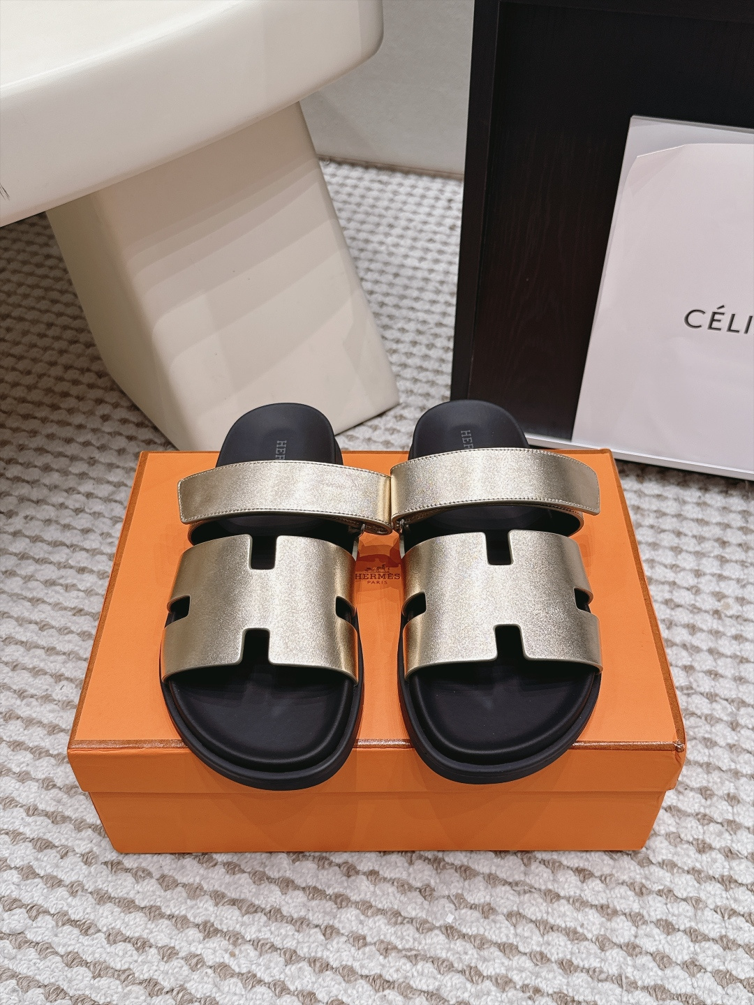 NO:958302,Dongguan purchasing agent level (couples model) HERMES Chypre slippers. This pair of Chapas pink and army green slippers is a must-have at the counter. They are especially easy to match. They are suede goatskin functional wind sandals, with ergonomic rubber soles and adjustable straps. The design is simple and smooth, creating a comfortable and casual look.  Size female 35-40 (40 non-refundable), male 40-50 (46-50 custom-made non-refundable), slippers, hermes, hermes, sandals, slippers, sheepskin, chamois leather19860909东莞代购级(情侣款） HERMES 爱马仕二舅拖 Chypre这双查帕斯粉拼军绿的拖鞋在专柜是需要靠抢的,特别好搭 麂皮山羊皮机能风凉鞋,搭配人体工学橡胶鞋底和可调节袢带.设计简约流畅,打造舒适休闲造型. Size女35-40（40不退换）、男40-50（46-50定做不退换）,拖鞋,hermes,hermes,sandals,slippers,sheepskin,chamois leather,Women's Shoes