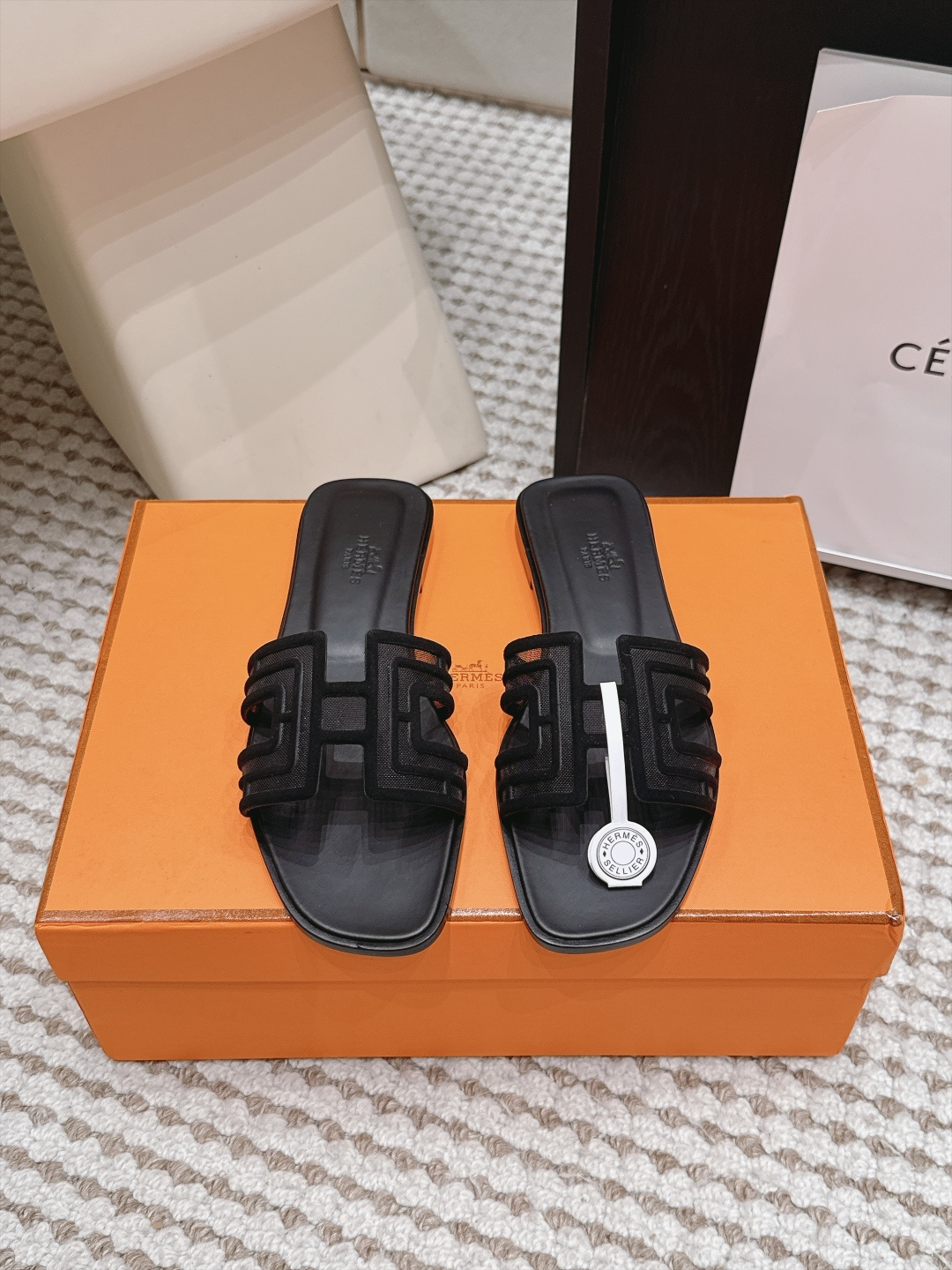 NO:958305,Dongguan purchasing agent Hermes 26/H mesh sandals, classic version, with highly recognizable buttons, super versatile, beautiful and fashionable, popular among celebrities and internet celebrities, a must-have for spring and summer, casual, comfortable and high-end!  Upper panel imported cowhide/imported suede/mesh lining sheepskin outsole Italian genuine leather outsole Size#35-42 (40 41 42 customized and non-returnable), slippers, hermes, hermes, slippers, cowhide, sheepskin, chamois leather, Leather soles19860909东莞代购级 Hermes爱马仕 26/ H网面 凉拖鞋 经典的版型 ,搭配极具辨识度的扣子,上脚超级百搭好看时髦,各明星网红种草,春夏必备 随意舒适高级感 ！ 鞋面对版进口牛皮/进口麂皮/网纱 内里羊皮 大底意大利真皮大底 Size#35-42（40 41 42定做不退换）,拖鞋,hermes,hermes,slippers,cowhide,sheepskin,chamois leather,Leather soles,Women's Shoes