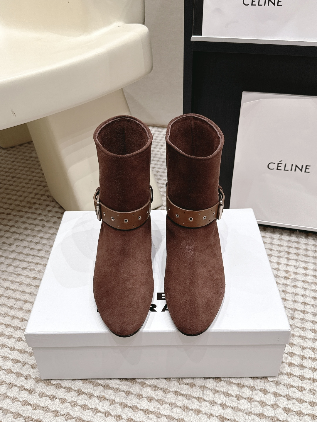 NO:958324,Purchasing agent level Isabel Marant Isabel 26ss has a girly feel and is instantly attracted by one-slip flat short boots. Isabel Marant is a super stylish one-slip boots. Full of loose feeling. The fabric is made of cowhide. The lining is cowhide. The outsole is genuine leather. Size#35-40 (40 is custom-made and cannot be returned or exchanged), boots, boots, cowhide, Leather soles19860909代购级 Isabel Marant 伊莎贝尔 26ss 少女感 一眼就心动 一脚蹬平底短靴 isabel marant 超级有调性的一款一脚蹬靴子 松弛感满满的靴子 面料采用牛皮 内里牛皮 大底真皮大底 Size#35-40（40 订做不退换）,靴子,boots,cowhide,Leather soles,Women's Shoes