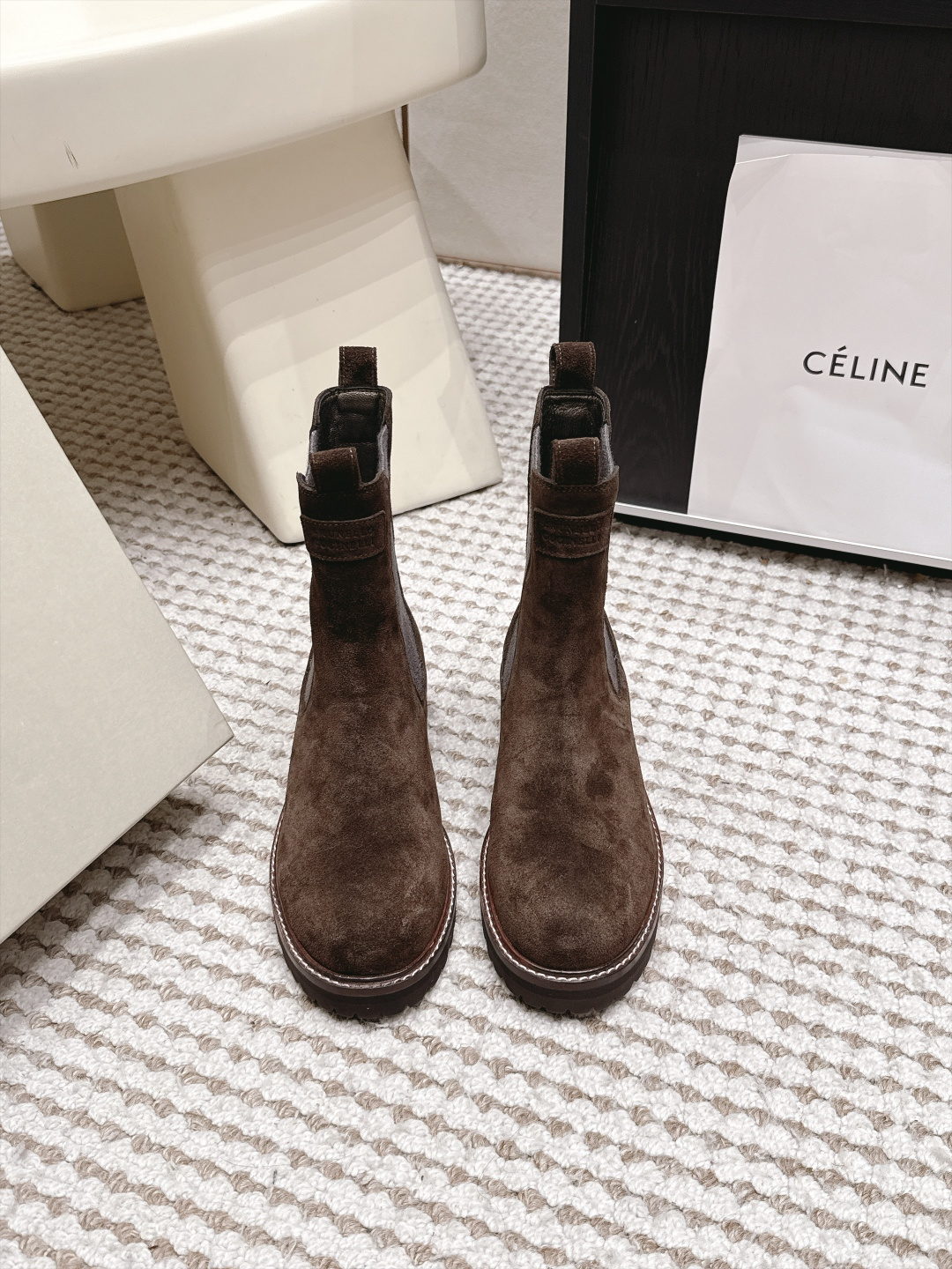 NO:958319,Purchasing agent Brunello Cucineli 26/Autumn and winter new Martin boots are handsome and comfortable on the feet. You must have a pair of BC combat boots in autumn and winter. BC brand shoe design basically does not have a 1og0 logo. The style is mainly beige and gray tones. It is very low-key and luxurious, full of high-end. It is a pronoun of niche and taste~ Although the shoes combine different materials and different colors, there is no sense of violation and no exaggeration at all, but they make people feel visually comfortable!  The bc family has the ability to combine different colors and materials without having an obvious sense of season. You can be satisfied when you wear them at any time. The fabric is imported cowhide/cow suede. The lining is imported pearlescent sheepskin. The original plate of the outsole is developed one-to-one. Foam outsole Suze: #35-42 (40 41 42 is custom-made and cannot be returned or exchanged), boots, brunello cucinelli, chanel, boots, cowhide, sheepskin19860909代购级 Brunello Cucineli 26/秋冬新款 马丁靴 上脚帅气舒适 秋冬一定要有一双Bc的战靴 BC家的品牌鞋子设计基本没有啥1og0标识, 风格主要以米色 灰色 色调为主,非常低调奢华,高级感满满 小众有品位的代词～鞋子 虽然结合了不同材质不同颜色,但是没有任何违和感,一点也不夸张,反而让人在视觉上感觉舒适！ bc家就是有能力把不同的颜色和材质结合,但又不会有明显的季节感,在任何时候拿出来穿都能让你满意 面料进口牛皮/牛反绒 内里进口珠光羊皮里 大底原板一比一开发发泡大底 Suze: #35-42（40 41 42 定做不退换）,靴子,brunello cucinelli,chanel,boots,cowhide,sheepskin,Women's Shoes