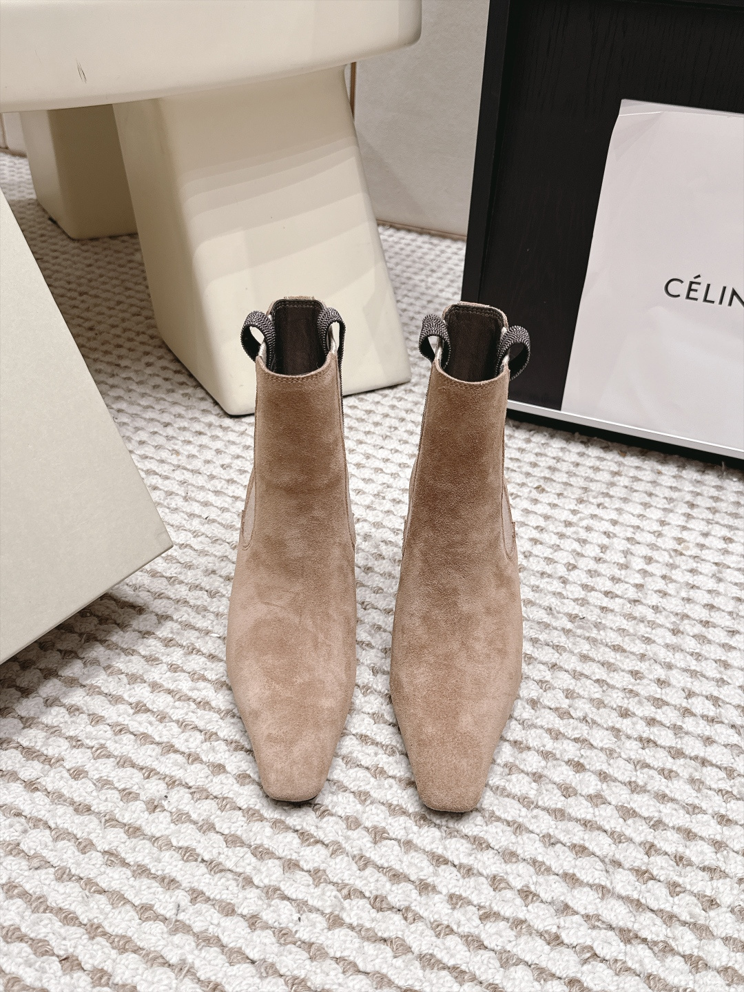 NO:958315,Purchasing agent Brunello Cucinelli 26/Autumn and winter new style high-heeled mid-calf boots, with a cold and minimalist style that is cold and alienating. The neat round toe elongates the line of the foot, and the stiletto heel inlaid with sparkling diamonds is exquisite and dazzling. The low-saturated earth color is low-key and full of high-end texture.  It is suitable for a wide range of dressing scenes. Pair it with high-waisted suit pants to create a smart workplace style, suitable for daily commuting and business meetings. Pair it with velvet skirts and satin long skirts to outline an elegant ladylike temperament. It can be perfectly suitable for dates, dinners and high-end parties. The upper is cow suede and the lining is imported sheepskin. The outsole is genuine leather. Size 35-42 (40, 41 and 42 sizes are customized and non-refundable). Boots, brunello  cucinelli,boots,skirts,business suit,sheepskin,Leather soles19860909代购级 Brunello Cucinelli 26/秋冬季新款气质高跟中筒靴 自带高冷疏离的清冷极简格调,利落圆头拉长脚部线条,镶嵌闪钻细跟精致耀眼,低饱和大地色系,低调又充满高级质感. 穿搭场景适配范围很广,搭配高腰西装裤打造干练职场风格,适合日常通勤、商务会面；搭配丝绒半身裙、缎面长裙,勾勒优雅名媛气质,约会、晚宴、高端聚会都能完美适配. 鞋面牛反绒 内里进口羊皮 大底真皮大底 size35-42码（40 41 42码定制不退换）,靴子,brunello cucinelli,boots,skirts,business suit,sheepskin,Leather soles,Women's Shoes