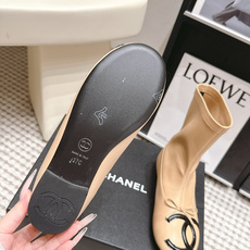 代购级 Chanel 26/秋冬新款 蝴蝶结平底 短筒高靴 这款靴子真的是帅气时尚的代表 低调不失奢华!简约时尚个性又大 代购级 Chanel 26/秋冬新款 蝴蝶结平底 短筒高靴 这款靴子真的是帅气时尚的代表 低调不失奢华!简约时尚个性又大
