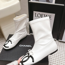 代购级 Chanel 26/秋冬新款 蝴蝶结平底 短筒高靴 这款靴子真的是帅气时尚的代表 低调不失奢华!简约时尚个性又大 代购级 Chanel 26/秋冬新款 蝴蝶结平底 短筒高靴 这款靴子真的是帅气时尚的代表 低调不失奢华!简约时尚个性又大