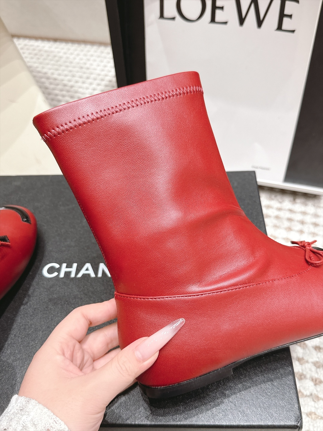代购级 Chanel 26/秋冬新款 蝴蝶结平底 短筒高靴 这款靴子真的是帅气时尚的代表 低调不失奢华!简约时尚个性又大 代购级 Chanel 26/秋冬新款 蝴蝶结平底 短筒高靴 这款靴子真的是帅气时尚的代表 低调不失奢华!简约时尚个性又大