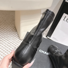 代购级 Chanel 26/秋冬新款 蝴蝶结平底 短筒高靴 这款靴子真的是帅气时尚的代表 低调不失奢华!简约时尚个性又大 代购级 Chanel 26/秋冬新款 蝴蝶结平底 短筒高靴 这款靴子真的是帅气时尚的代表 低调不失奢华!简约时尚个性又大