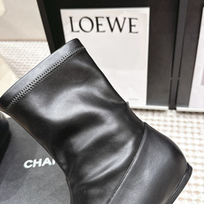 代购级 Chanel 26/秋冬新款 蝴蝶结平底 短筒高靴 这款靴子真的是帅气时尚的代表 低调不失奢华!简约时尚个性又大 代购级 Chanel 26/秋冬新款 蝴蝶结平底 短筒高靴 这款靴子真的是帅气时尚的代表 低调不失奢华!简约时尚个性又大