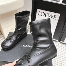 代购级 Chanel 26/秋冬新款 蝴蝶结平底 短筒高靴 这款靴子真的是帅气时尚的代表 低调不失奢华!简约时尚个性又大 代购级 Chanel 26/秋冬新款 蝴蝶结平底 短筒高靴 这款靴子真的是帅气时尚的代表 低调不失奢华!简约时尚个性又大