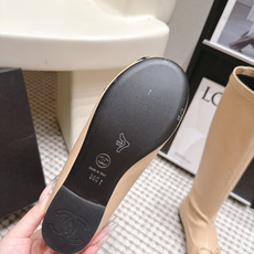 代购级 Chanel 26/秋冬新款 蝴蝶结平底 短筒高靴 这款靴子真的是帅气时尚的代表 低调不失奢华!简约时尚个性又大 代购级 Chanel 26/秋冬新款 蝴蝶结平底 短筒高靴 这款靴子真的是帅气时尚的代表 低调不失奢华!简约时尚个性又大