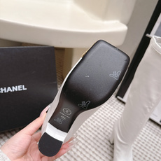代购级 Chanel 26/秋冬新款 方头弹力靴 高跟长靴 这款靴子真的是帅气时尚的代表 低调不失奢华!简约时尚个性又大 代购级 Chanel 26/秋冬新款 方头弹力靴 高跟长靴 这款靴子真的是帅气时尚的代表 低调不失奢华!简约时尚个性又大