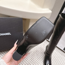 代购级 Chanel 26/秋冬新款 方头弹力靴 高跟长靴 这款靴子真的是帅气时尚的代表 低调不失奢华!简约时尚个性又大 代购级 Chanel 26/秋冬新款 方头弹力靴 高跟长靴 这款靴子真的是帅气时尚的代表 低调不失奢华!简约时尚个性又大