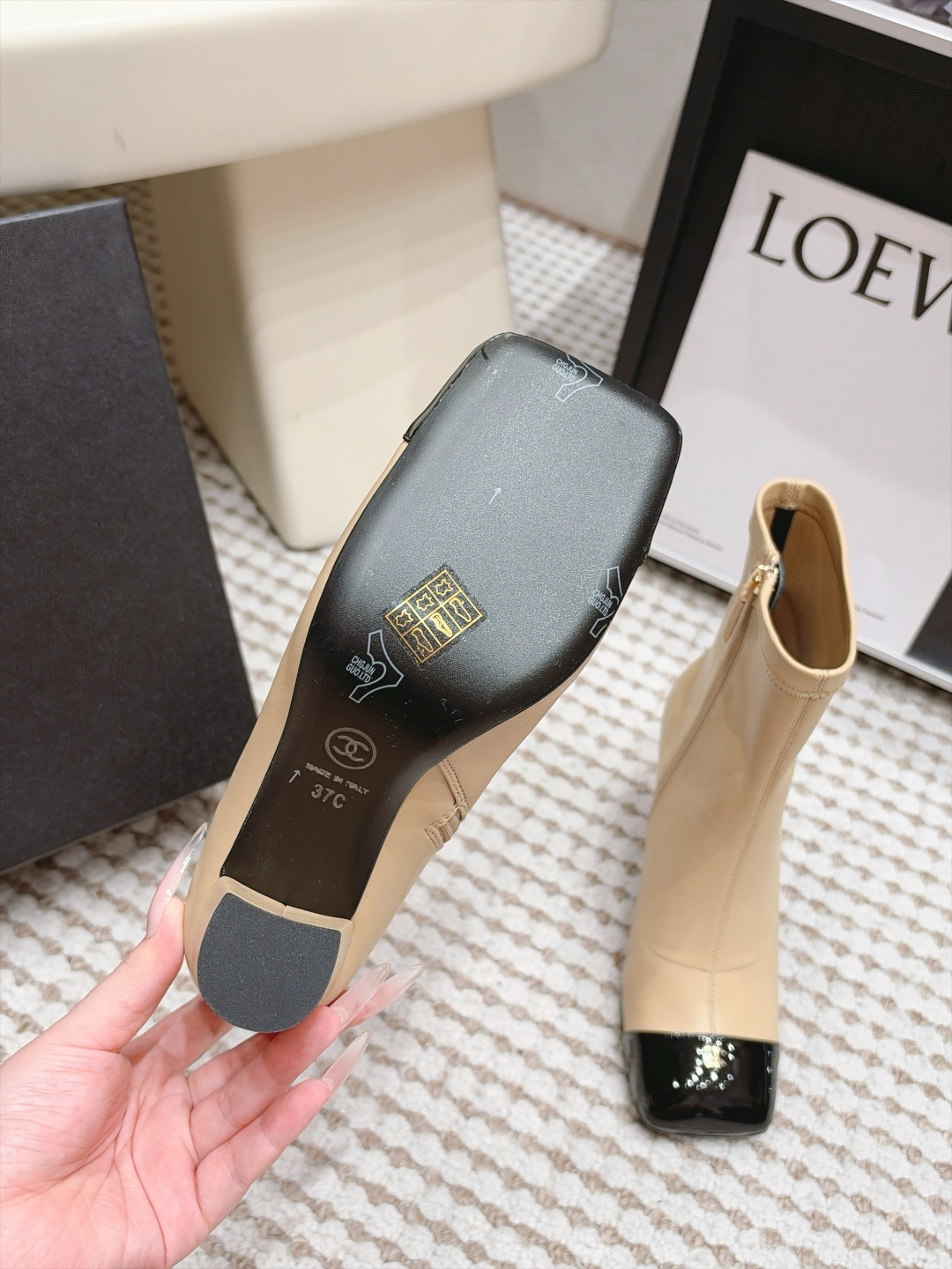 Chanel 26/秋冬新款 拼色侧拉链 弹力短靴 这款靴子真的是帅气时尚的代表 低调不失奢华!简约时尚个性又大气! 自 Chanel 26/秋冬新款 拼色侧拉链 弹力短靴 这款靴子真的是帅气时尚的代表 低调不失奢华!简约时尚个性又大气! 自
