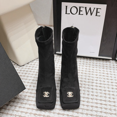 Chanel 26/秋冬新款 方头侧拉链 高跟短靴 这款靴子真的是帅气时尚的代表 低调不失奢华!简约时尚个性又大气! 自 Chanel 26/秋冬新款 方头侧拉链 高跟短靴 这款靴子真的是帅气时尚的代表 低调不失奢华!简约时尚个性又大气! 自