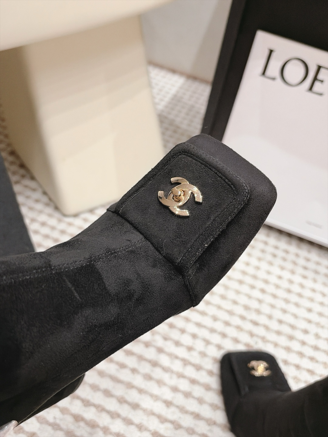 Chanel 26/秋冬新款 方头侧拉链 高跟短靴 这款靴子真的是帅气时尚的代表 低调不失奢华!简约时尚个性又大气! 自 Chanel 26/秋冬新款 方头侧拉链 高跟短靴 这款靴子真的是帅气时尚的代表 低调不失奢华!简约时尚个性又大气! 自