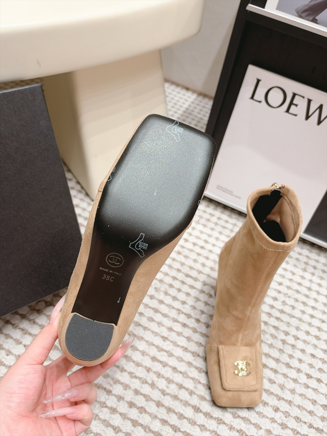 Chanel 26/秋冬新款 方头侧拉链 高跟短靴 这款靴子真的是帅气时尚的代表 低调不失奢华!简约时尚个性又大气! 自 Chanel 26/秋冬新款 方头侧拉链 高跟短靴 这款靴子真的是帅气时尚的代表 低调不失奢华!简约时尚个性又大气! 自