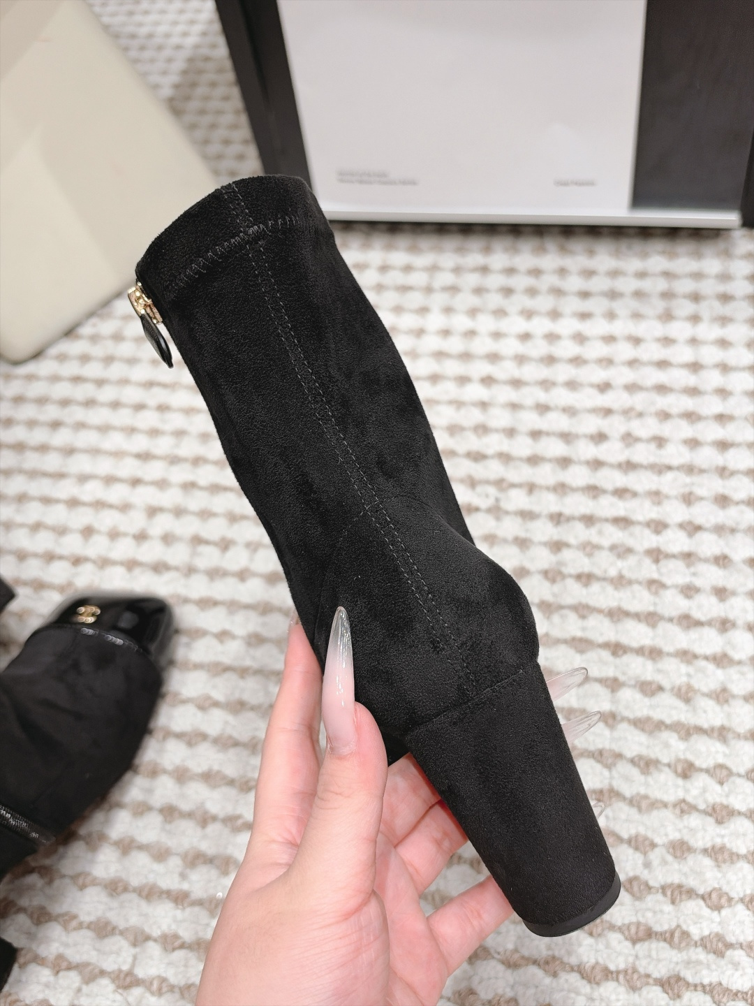 Chanel 26/秋冬新款 拼色侧拉链 弹力短靴 这款靴子真的是帅气时尚的代表 低调不失奢华！简约时尚个性又大气！ 自