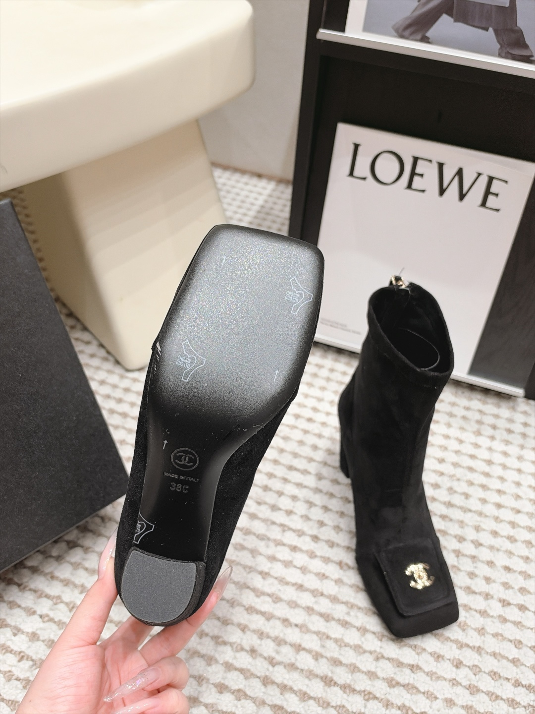 Chanel 26/秋冬新款 方头侧拉链 高跟短靴 这款靴子真的是帅气时尚的代表 低调不失奢华!简约时尚个性又大气! 自 Chanel 26/秋冬新款 方头侧拉链 高跟短靴 这款靴子真的是帅气时尚的代表 低调不失奢华!简约时尚个性又大气! 自