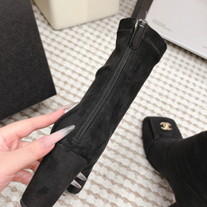 Chanel 26/秋冬新款 方头侧拉链 高跟短靴 这款靴子真的是帅气时尚的代表 低调不失奢华!简约时尚个性又大气! 自 Chanel 26/秋冬新款 方头侧拉链 高跟短靴 这款靴子真的是帅气时尚的代表 低调不失奢华!简约时尚个性又大气! 自