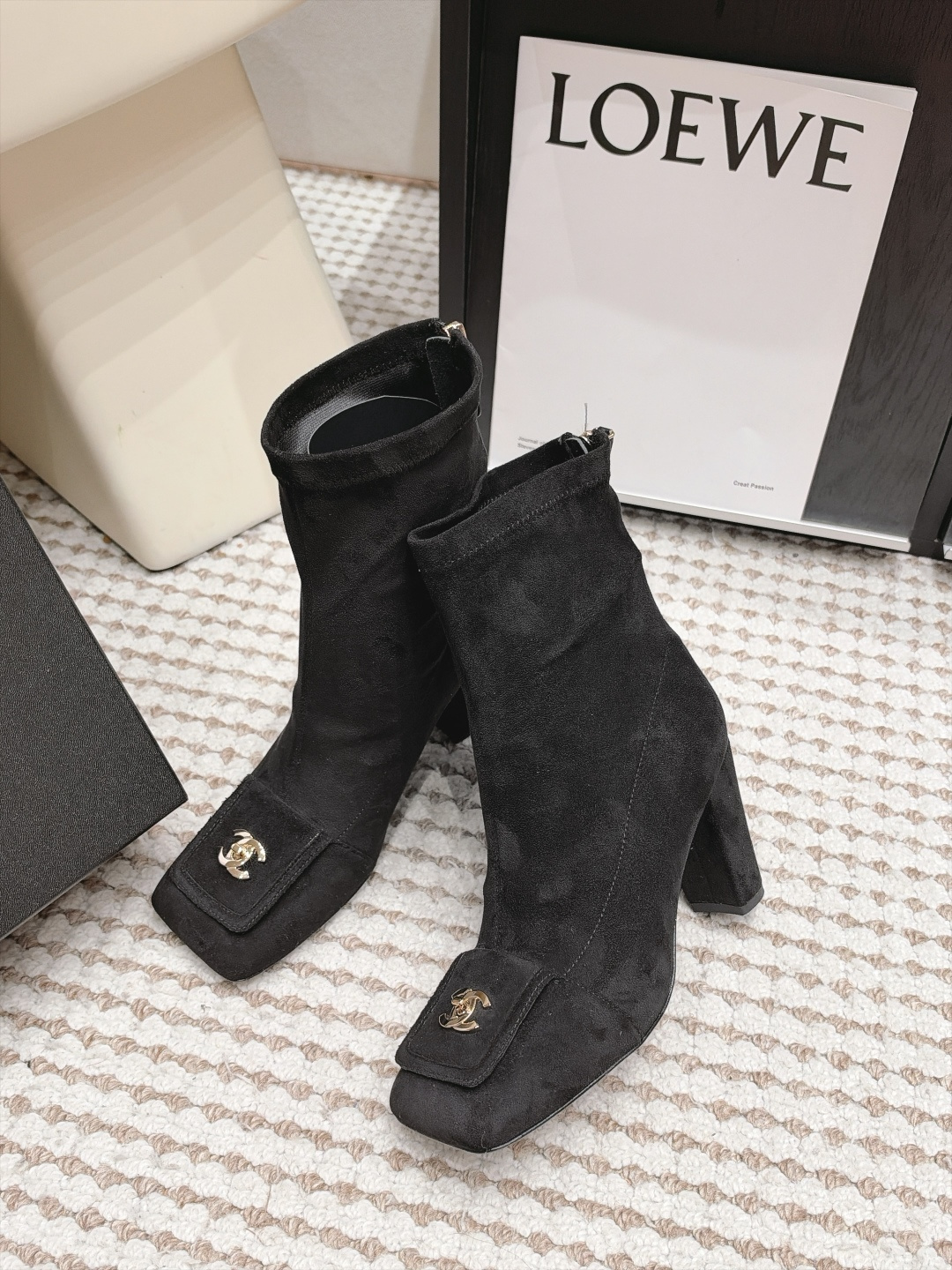 Chanel 26/秋冬新款 方头侧拉链 高跟短靴 这款靴子真的是帅气时尚的代表 低调不失奢华!简约时尚个性又大气! 自 Chanel 26/秋冬新款 方头侧拉链 高跟短靴 这款靴子真的是帅气时尚的代表 低调不失奢华!简约时尚个性又大气! 自