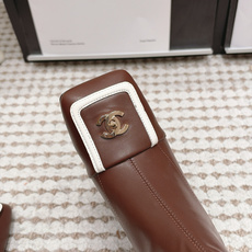 Chanel 26/秋冬新款 方头侧拉链 高跟短靴 这款靴子真的是帅气时尚的代表 低调不失奢华!简约时尚个性又大气! 自 Chanel 26/秋冬新款 方头侧拉链 高跟短靴 这款靴子真的是帅气时尚的代表 低调不失奢华!简约时尚个性又大气! 自