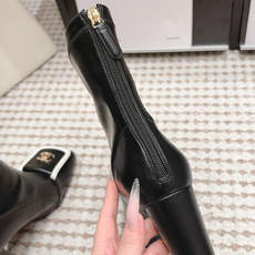 Chanel 26/秋冬新款 方头侧拉链 高跟短靴 这款靴子真的是帅气时尚的代表 低调不失奢华!简约时尚个性又大气! 自 Chanel 26/秋冬新款 方头侧拉链 高跟短靴 这款靴子真的是帅气时尚的代表 低调不失奢华!简约时尚个性又大气! 自