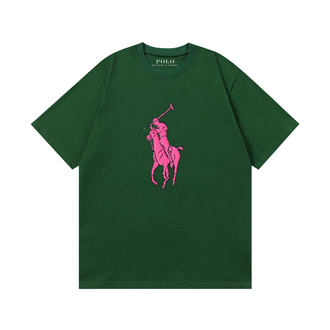 P69💰

品牌声誉：拉夫劳伦是国际知名的高端时尚品牌，代表着品质、风格和地位，穿上其短袖能彰显消费者的品味与身份。
经典设计：品牌拥有独特且经久不衰的经典设计元素，如马球标志、标志性的色彩搭配等，既时尚又具有辨识度。
优质面料：采用双纱280克面料通常采用高品质的棉质面料，具有柔软、透气、吸汗的特性，穿着舒适，适合各种场合和季节。
精湛工艺：注重细节处理和制作工艺，缝线工整，剪裁合身，保证了衣物的耐用性和美观度。
多样化风格：涵盖了从休闲到正式、从简约到华丽的多种风格，满足不同消费者的个性需求和穿着场景。
搭配性强：可以与各种下装、外套和配饰搭配，轻松打造出多种不同的时尚造型。
传承与创新：在保持品牌传统魅力的同时，不断创新设计和融入新的时尚元素，使产品始终保持吸引力。
品牌价值观：拉夫劳伦所传达的美式生活方式和积极的价值观，也为消费者所认同和向往。
颜色：黑色，白色，灰色，藏青，红色，海蓝色，杏色，紫色，粉色，绿色
尺码齐全：S，M，L，XL，XXL