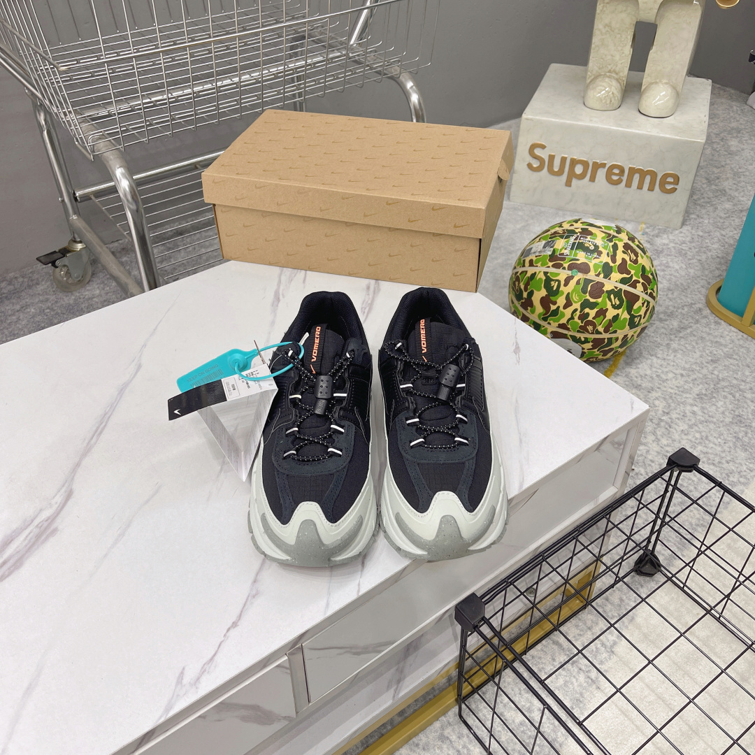 NO:165001,Tu S nike zoom vomero roam marathon retro running five-generation casual sports jogging shoes, using environmentally friendly fiber leather trim combination mesh upper material, upgraded correctly, heel tpu reinforcement, bending resistant thermoplastic frame supports the shoe body, midsole is equipped with eva lightweight cushioning, item number HQ2181 300 Size 36 36.5 37.5 38 38.5 39 40 40.5 41 42 42.5 43 44 45, casual shoes/sports shoes, sneakers19860909Tu S nike zoom vomero roam 马拉松复古跑五代休闲运动慢跑鞋 采用环保纤维革饰片组合网眼布鞋面材质 升级正确后跟tpu加固 耐弯折热塑框架支撑鞋身 中底搭载eva轻量缓震 货号HQ2181 300 尺码36 36.5 37.5 38 38.5 39 40 40.5 41 42 42.5 43 44 45,休闲鞋/运动鞋,sneakers,Women's Shoes