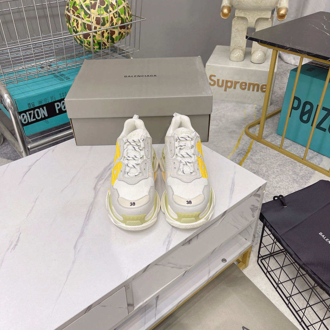 NO:252814,Balenciaga latest letter graffiti Generation 1.0 Balenciaga Triple S Balenciaga 19 official air cushion version official pure original version Full code shipment notification Correct font electric embroidery Correct thickness, position, size Correct side TPU Breathable hole matching means original correct air cushion separation sole, TPU soft sole Original consistent 