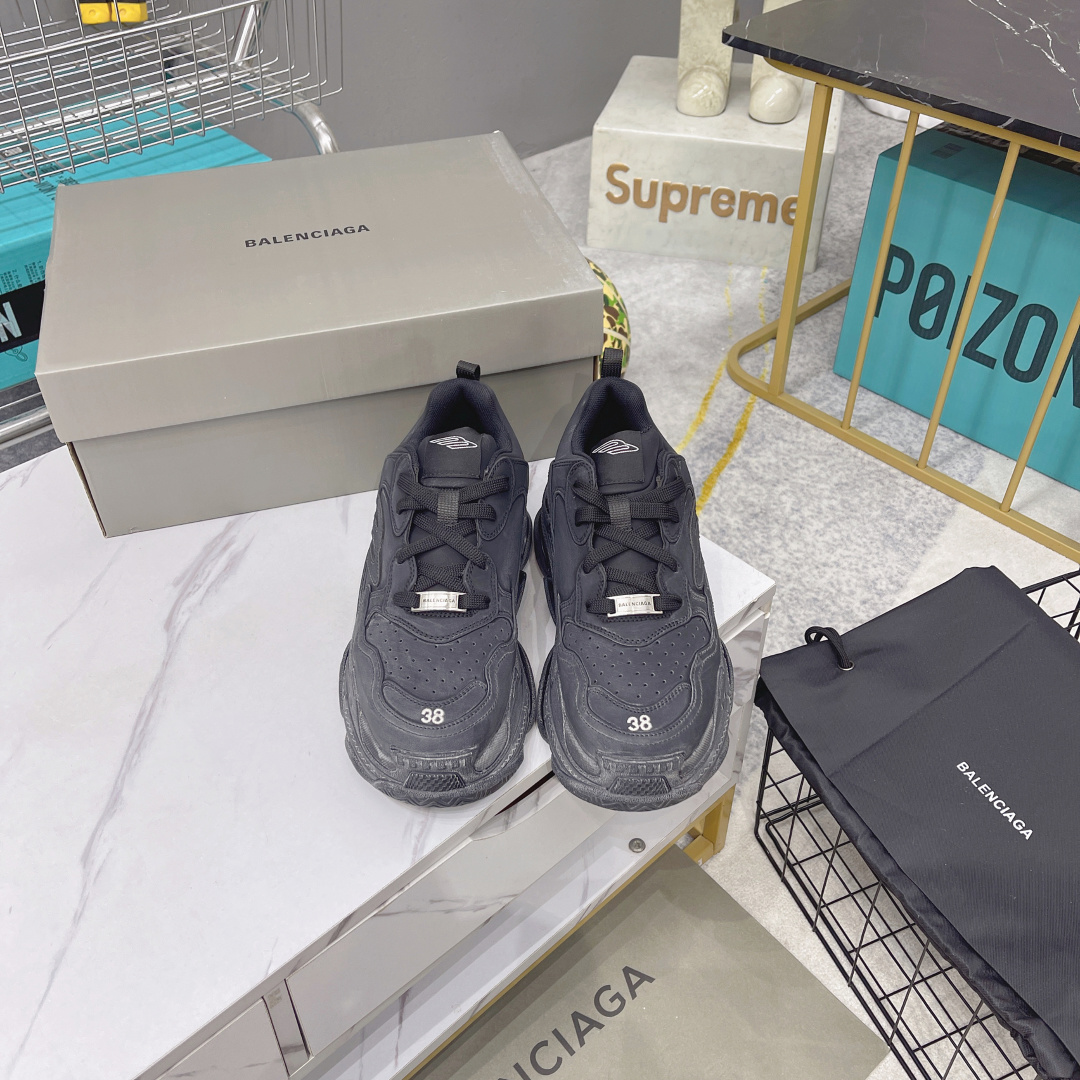 NO:252804,Balenciaga latest generation 1.0 Balenciaga Triple S Balenciaga 19 official air cushion version official pure original version Full code shipment notification Correct font electric embroidery Correct thickness, position, size Correct side TPU Breathable hole matching means original correct air cushion separation sole, TPU soft sole Original consistent 