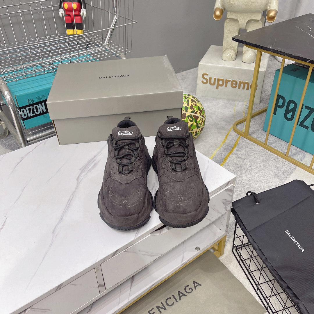 NO:252808,Balenciaga Triple S 1st generation denim Balenciaga Italian pure original version Correct font electric embroidery The thickness, position and size are correct. Side TPU breathable holes match the original version Correct eight-layer separation of the sole, TPU soft sole The original version is consistent 