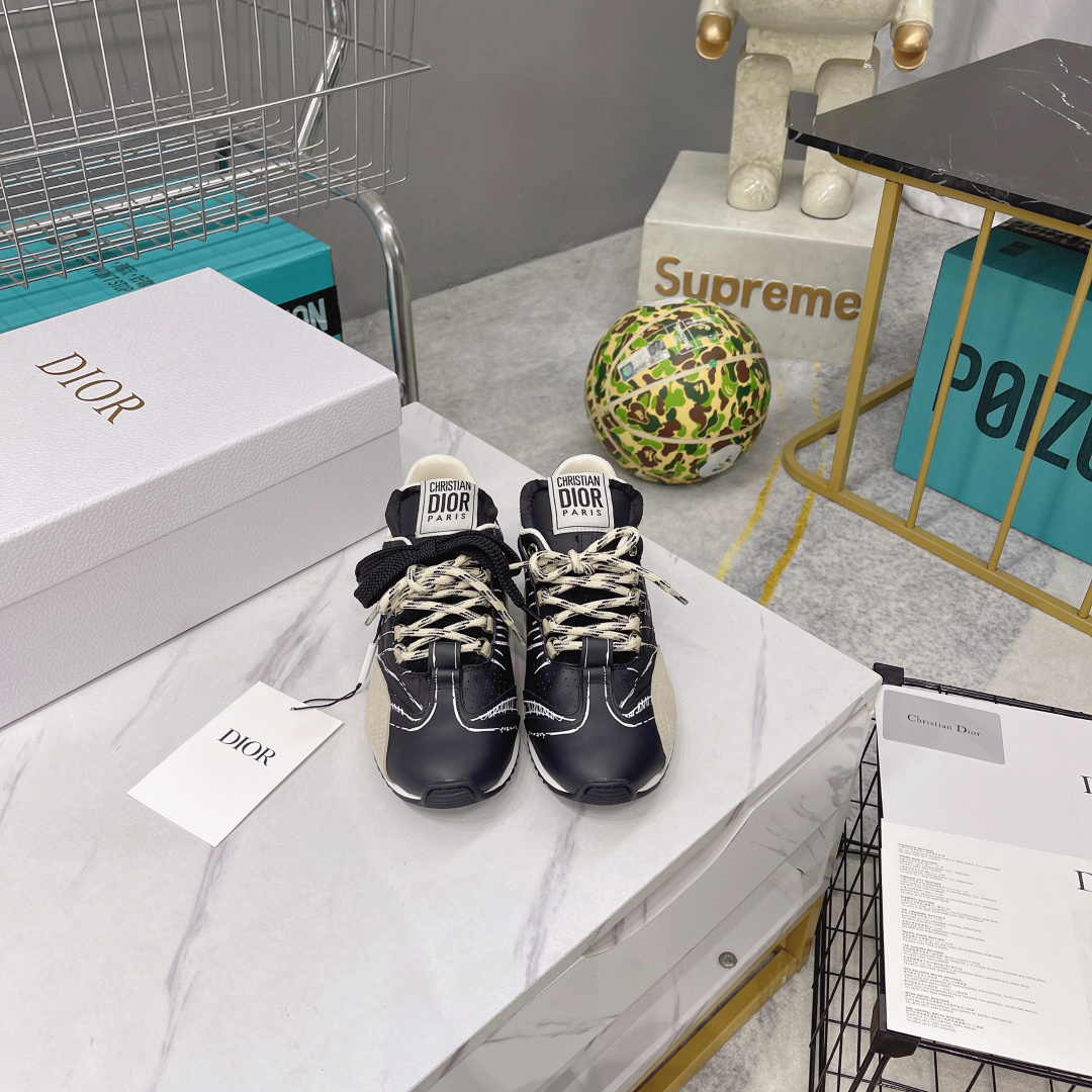 NO:259769,Exclusively released in 2025, the new series of Dior and C'est sneakers show a striking and fashionable style. They are carefully crafted, with super fashionable design styles and details also add a touch of elegant temperament. The light two-color soles are extremely comfortable and show the charm of sports style. They can add fashionable temperament to various casual styles. The tongue and sole are decorated with Christian Paris logo, Niu Jing and cowhide design style, four colors available, black, white, gold, gun color, full package, with airplane box, women's size 35-41 men's size development, women's size first, casual shoes/sports shoes, dior, sneakers, cowhide19860909独家发售2025、系列新品这出Dior、C ' est 运动鞋彰显醒目而时尚的风范.精心制作,设计风格搭配超级时尚,细节也增添一丝优雅气质.轻盈的双色 鞋底舒适非凡,彰显运动风格的魅力.可为各式休闲造型增添时尚气质. 鞋舌和鞋底饰以 Christian Paris 标志,牛京搭配牛皮设计风格,四色可选,黑色,白色,金色,枪色,全套包装,配飞机盒, 女码35-41男码开发中,先出女码,休闲鞋/运动鞋,dior,sneakers,cowhide,Women's Shoes