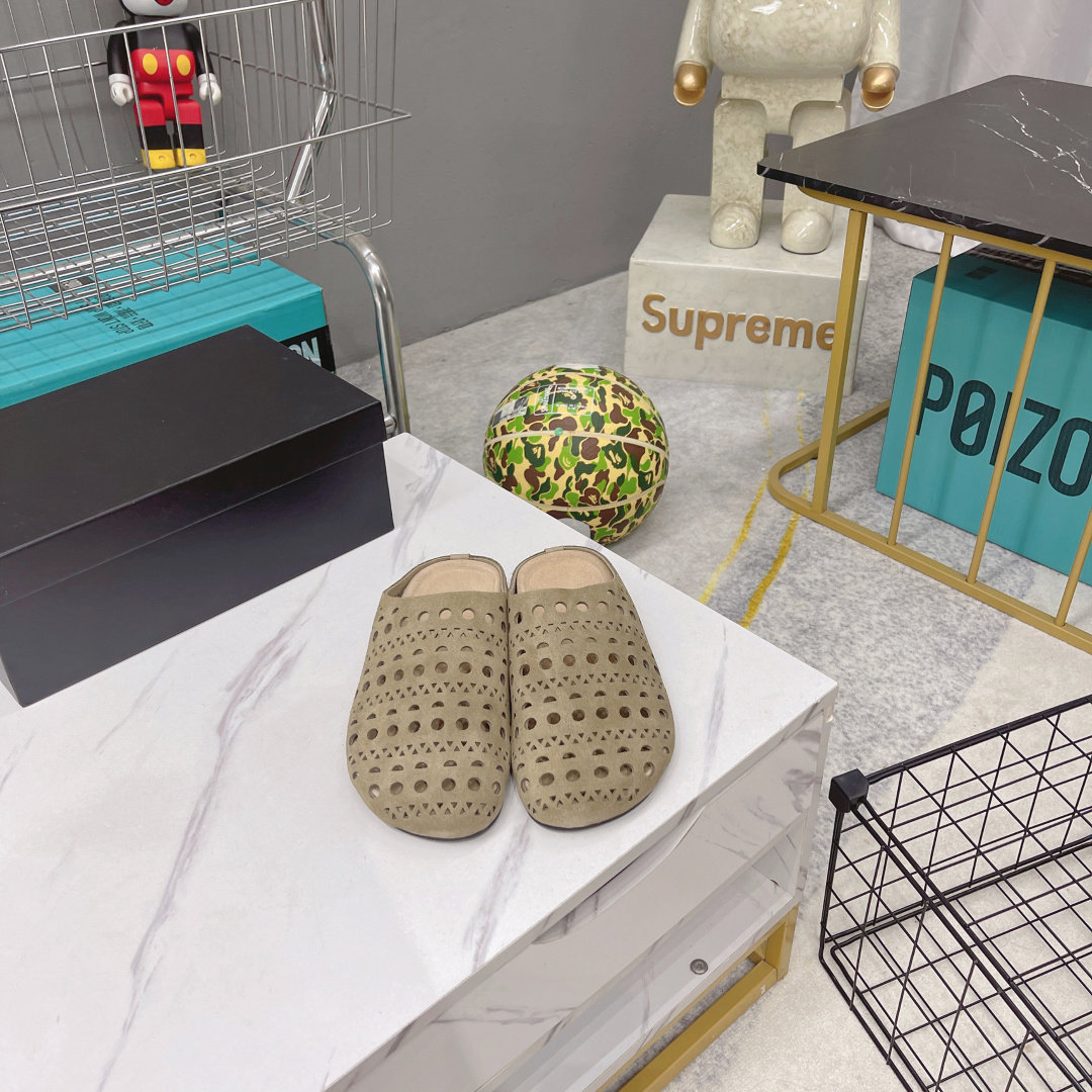 NO:252812,The Row same style, no-standard spot, no-standard spot, no-standard spot, new spring and summer style, retro punched big-headed bun, the first look is inconspicuous, without too much decoration, it is very simple, but it has a bit retro flavor, cute and cute, and it looks good when you match it casually!  The consistent minimalist style, without any logo embellishment, the whole pair of shoes seems simple, but it is difficult to make the craftsmanship. It is made by the master. There is not much production capacity in one day, and it is comfortable, soft and skin-friendly to wear on the feet. You can't worry about the feeling of the feet. It is necessary to wear it. If you don't wear it, you don't want to take it off. If you have high requirements for the feel of the feet, it is simple and versatile. The fabric is imported calf reverse velvet, which has a delicate and soft feel. The inner calf reverse velvet. The foot mattresses are all imported calf reverse velvet. The original open molded rubber sole is non-slip and wear-resistant. Size35-40 Color Gray green Dark blue Black, half-drag19860909The Row 同款 无标现货 无标现货 无标现货 春夏新款 复古冲孔大头包头拖,第一眼看到这个鞋子感觉不起眼,没有过多的装饰很简单 但带有点复古味呆萌可爱随意搭配都好看！一贯极简风格,没有任何logo点缀, 整双鞋子看似简单其实工艺很难,采用全真皮套楦制作工艺,出自老师傅制作 一天下来产能不多超级废料,上脚裸穿舒适柔软亲肤,脚感方面完全不可担心 好穿是必须的,穿若无穿的上脚体验,穿上就不想脱的款,对脚感要求高的闭眼入它简约百搭款~ 面料进口小牛反绒,手感细腻柔软 内里进口小牛反绒 中底脚床垫脚都采用进口小牛反绒 大底 原版开模橡胶大底防滑耐磨 Size35-40  颜色 灰绿色 深蓝色 黑色,半拖,Women's Shoes