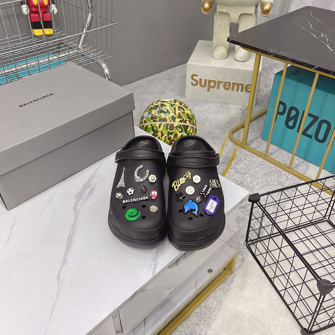 NO:260850,Cheating and height-enhancing artifact Balenciaga crocs thick-soled slippers, 2025 new model Zhiduoxing Crocs, fancy DIY hole slippers~ Cat buttons are so cute, height-enhancing cheating artifact I'll wear it for you first, it's very light and easy to wear~ Size 35-45, slippers, balenciaga, slippers19860909作弊增高神器 巴黎世家 crocs厚底拖鞋,2025新款 智多星Crocs,花式DIY洞洞拖鞋～ 猫咪扣爱心扣都好可爱 增高作弊神器 我先替你们穿了 很轻便好穿～ 码数35-45,拖鞋,balenciaga,slippers,Women's Shoes