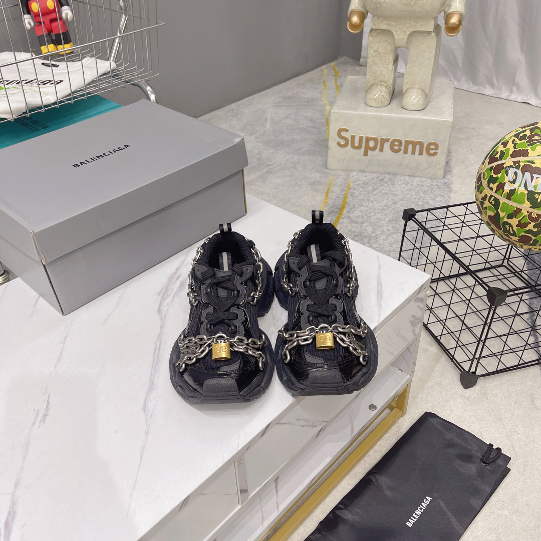 NO:265875,Balenciaga 3XL children's heart lock Balenciaga Phantom Sneaker Official synchronization Balenciaga new 3XL ten-generation trendy casual shoes adds new design While continuing the outdoor contour and complex upper structure of the Track Trainer, the new version adds metal-style chain parts and special elements such as childlike locks and keys to the upper position, and is at the forefront of the trend. Size 35 36 37 38 39 40 41 42 43 44 45 46, dad shoes, balenciaga, balenciaga, tom ford19860909巴黎世家3XL童心锁 Balenciaga Phantom Sneaker 官方同步 巴黎世家全新3XL十代潮流休闲鞋 增加全新设计 在延续 Track Trainer 户外轮廓和复杂鞋面结构的同时,新版本在鞋面位置增加了金属风的锁链零件和童心锁,钥匙等特色元素,走在潮流的前沿 尺码35 36 37 38 39 40 41 42 43 44 45 46,老爹鞋,balenciaga,balenciaga,tom ford,Women's Shoes
