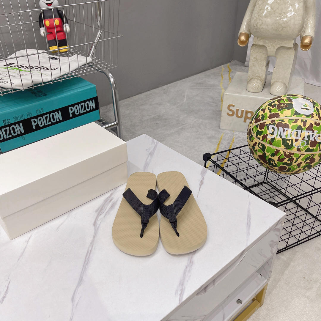 NO:260838,High-quality version!  Original single channel for niche trendy brands!  The Row is the same as the 25 spring and summer new minimalist flip flops!  The same 2025 early spring series shows a comfortable and comfortable simple outfit! The new Dune flip flops sandals, the clips are made of grosgrain cotton, and are equipped with textured footbeds and lightweight rubber soles. Through the reinterpretation of the classic style, the new color scheme is used to inject new vitality into the brand!  Original mold-opening foamed bottom, light and comfortable!  Size: 35-40 (40 custom made without return or exchange), split-toe shoes, sandals, slippers19860909高品质版本！小众潮牌原单渠道！The Row 同款 25春夏新款极简夹脚人字拖鞋！ The Row 同款 2025早春系列展示了舒适自在的简约感穿搭! 新款 Dune人字拖凉鞋,夹脚采用罗缎棉质制成,并配有纹理感鞋床和轻质橡胶鞋底. 通过对经典款式的重新诠释,采用新配色为品牌注入新活力！ 原版开模发泡大底,轻便舒适！ 码数:35-40（40定做不退换）,分趾鞋,sandals,slippers,Women's Shoes