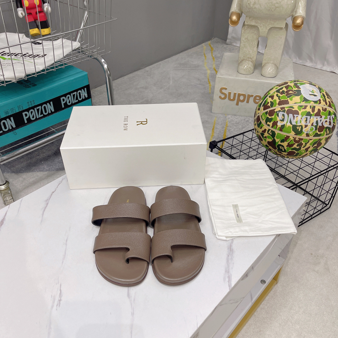 NO:260836,The row is a hot spot in stock. Roman slippers. You can feel its high-end feeling through the screen. This type is quite inclusive. The imported cowhide is ductile in its own material, so you can wear it with a little thinner or a little fleshy foot. It has a very wrapping ability and will fit more and not feel comfortable when you walk. This slipper is really good for long trousers and long skirts. It looks cool and sexy when you leak the toes. It is high-end and simple and has a sense of design. It is very easy to wear in summer. It is very easy to match. 10,000 recommendations. Imported cowhide material, original outsole, size 35-36-37-38-39, split-toe shoes, slippers, skirts, cowhide19860909The row无标爆款现货 罗马拖鞋 隔着屏幕都能感受到它的高级感 这一款包容性挺广的,材质进口牛皮本身就有延展性所以瘦一点还是肉一点的脚都能穿 它的包裹性很好,走起来会更贴合不会甩很舒适. 这种拖鞋真的好适合长裤长裙,漏出脚趾的样子很清凉小性感,高级简单又有设计感夏日穿着频率很高,非常好搭配,一万个推荐. 材质进口牛皮 大底原厂大底 码数35-36-37-38-39,分趾鞋,slippers,skirts,cowhide,Women's Shoes