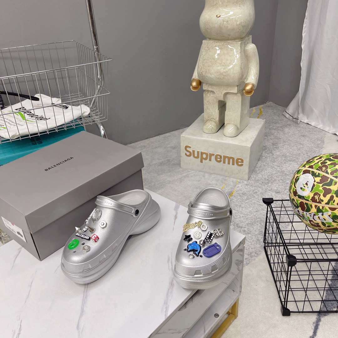 NO:260852,Balenciaga, the latest couple's hole shoes in spring and summer, 25 spring new dark horse items, fashion bloggers at home and abroad show off, popular social platforms at home and abroad, fashion experts must buy, various Bajia elements hardware buckles DIY, very brand recognition, two pairs of genuine products for men and women's counters are purchased, all hardware reproduction, heavy money to create mold opening, craftsmanship, accurate restoration of every detail Original mold opening EVA rubber and plastic integrated molding, super light on the foot, a perfect height of 6cm, a complete height of the original packaging Size35-44, slippers, balenciaga, balenciaga, burberry, slippers19860909巴黎世家Balenciaga 春夏最新情侣款洞洞鞋,25春季新款黑马单品,海内外时尚博主纷纷上脚大秀,火遍海内外社交平台,时尚达人必入款,各种巴家元素五金扣DIY 极具品牌辨识度 男女专柜两双正品购入 五金全部开模复刻 重金开模打造 匠心工艺,精准还原每个细节 原版开模EVA橡塑一体成型大底 上脚超级轻 大底高度6cm妥妥的增高神器 原版全套包装 Size35-44,拖鞋,balenciaga,balenciaga,burberry,slippers,Women's Shoes