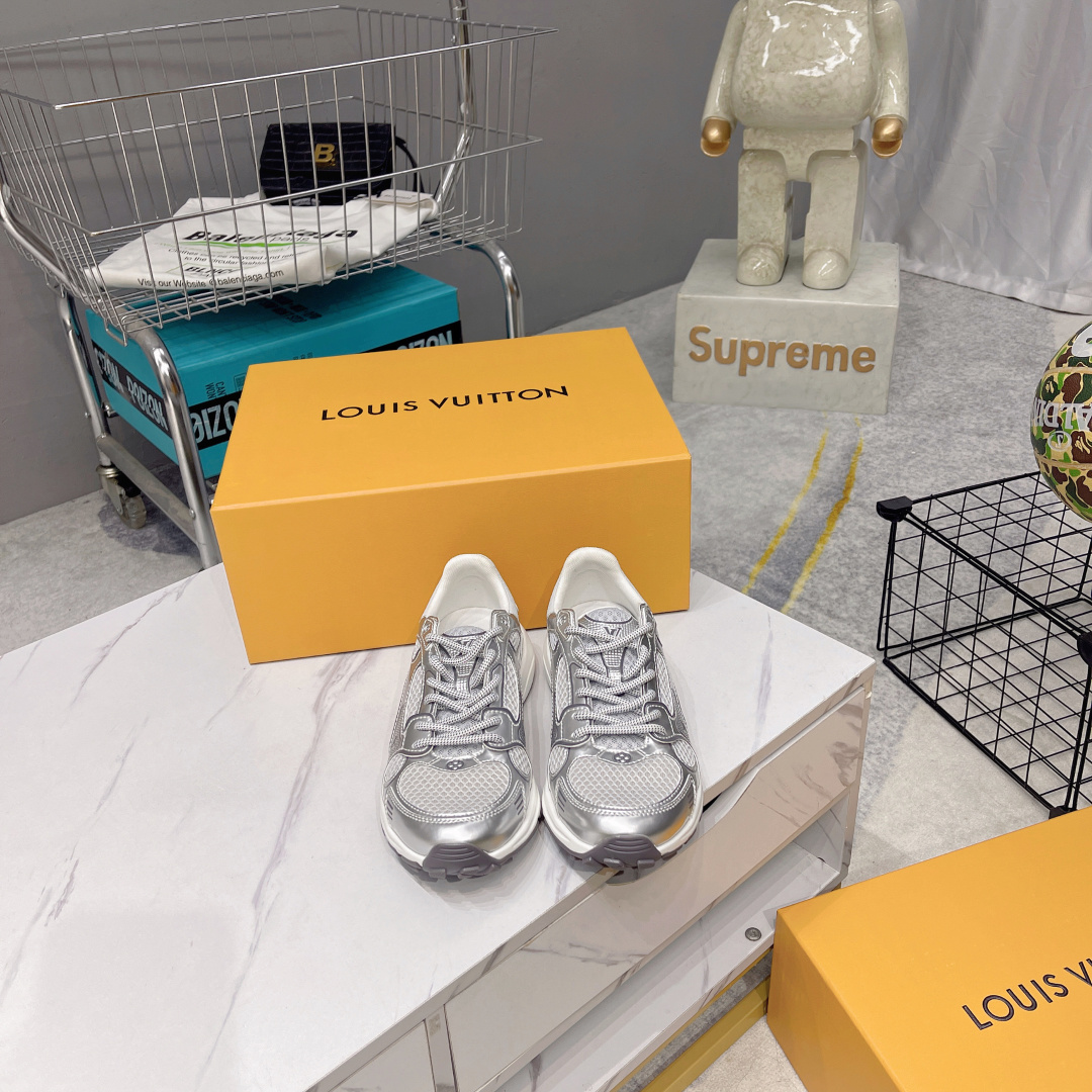 NO:265877,Top version LV-Louis Vuitton-Classic Show new model Original 11 development replica!  !  Very comfortable to put on the foot, luxurious materials, fine workmanship, midsole printed with English letters made in Europe, the upper is spliced ​​by calfskin imported from Italy, the side is decorated with brand LOGO logo and signature, the latest latex foot pad inner lining, the foot feels super comfortable. Original special supply of original two-color TPU combination sole. Packing process Goodyear stitching and locking edge Fabric: exclusive custom top layer cowhide Accessories: Exclusive private mold Vuitton logo, inner lining: Customized silky mesh - top layer silk cowhide inner lining Outsole: TPU combination sole wear-resistant, non-slip, yellow foot pad: new latex pad - mesh sweat-absorbing counter technology: full computer needle car pull wire toe back cover hot and cold set Full set of pull-up sleeve mid-low logo pattern Counter packaging - shoelace certificate card instruction manual Certificate of conformity Dust bag The most complete packaging of the entire network  Men's 38-46 (38/46 customized without return!, Daddy shoes, louis vuitton, louis vuitton, cowhide19860909顶级版本 LV-路易威登-经典走秀新款 原版11开发复刻！！上脚非常舒适 奢侈用料,做工精细,中底印有欧洲制造英文字母 鞋面由意大利进口小牛皮拼接,侧边饰有品牌LOGO标志及签名,最新乳胶垫脚网布内里,脚感超舒适.原厂特供原版双色TPU组合大底.套包工艺 固特异缝合锁边 面料:独家定制头层牛皮 配件:独家私模Vuitton 标识, 内里:定制丝滑网里-头层丝绸牛皮内里 大底:TPU组合大底耐磨防滑防黄 垫脚:新款乳胶垫-网纱吸汗 专柜工艺:全电脑针车拉线 鞋头 后套 冷热定型 全套拉帮套楦中低logo花纹 专柜包装 -鞋带 证书 卡片 说明书 合格证 防尘袋 全网最齐包装 男款38-46（38/46订做不退换！,老爹鞋,louis vuitton,louis vuitton,cowhide,Women's Shoes