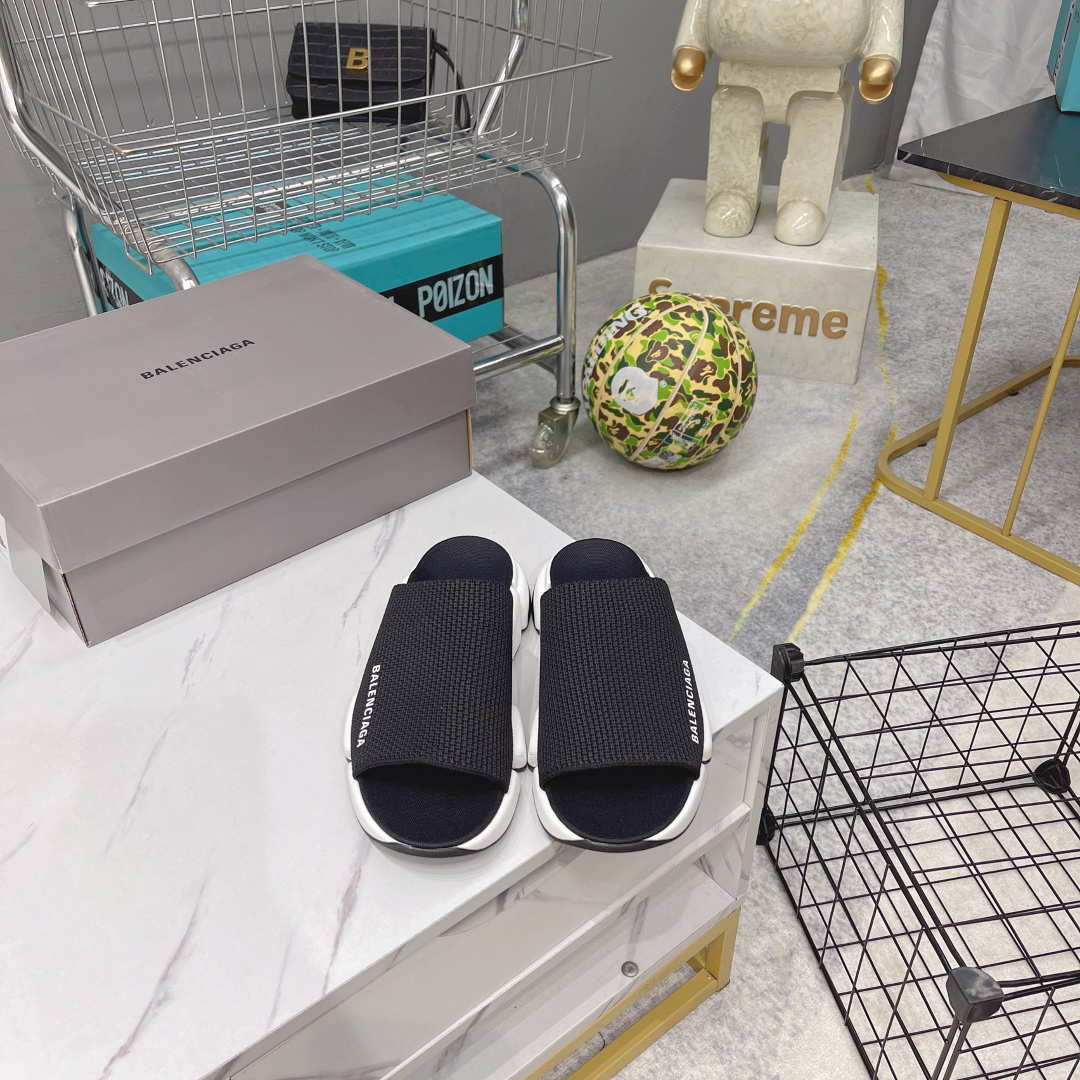 NO:391926,BALENCIAG* BaleNCIAG* upgraded version launches the new socks and slippers in Speed ​​2.0 version original product, not the whole version. The socks of the 2.0 version can completely wrap the instep and ankle. The upper is the original fly-woven integrated molding technology and seamless. The sole of the shoe is changed to 5 midsoles to form a rebound and feel, and it is absolutely not necessary to use ordinary rubber soles on the market. The sole of the sole looks good. It also shows that the legs are long. Size35-45 (46 customized without return and exchange) Original packaging box, slippers, balenciaga, balenciaga, slippers, socks19860909BALENCIAG* 巴黎世家拖鞋 升级版推出Speed 2.0 版本全新袜子鞋拖鞋 原厂货 绝非通版 2.0版的袜子部分可以把脚背和脚踝完全包裹起来, 鞋面是原版飞织一体成型技术、无缝,鞋鞋底改为 5 块中底组成回弹与较感都特别好,绝对不用市场普通橡胶鞋底 鞋底的浮雕 怎么搭怎么好看 而且特显腿长. Size35-45（46定做不退换） 原版包装盒,拖鞋,balenciaga,balenciaga,slippers,socks,Women's Shoes