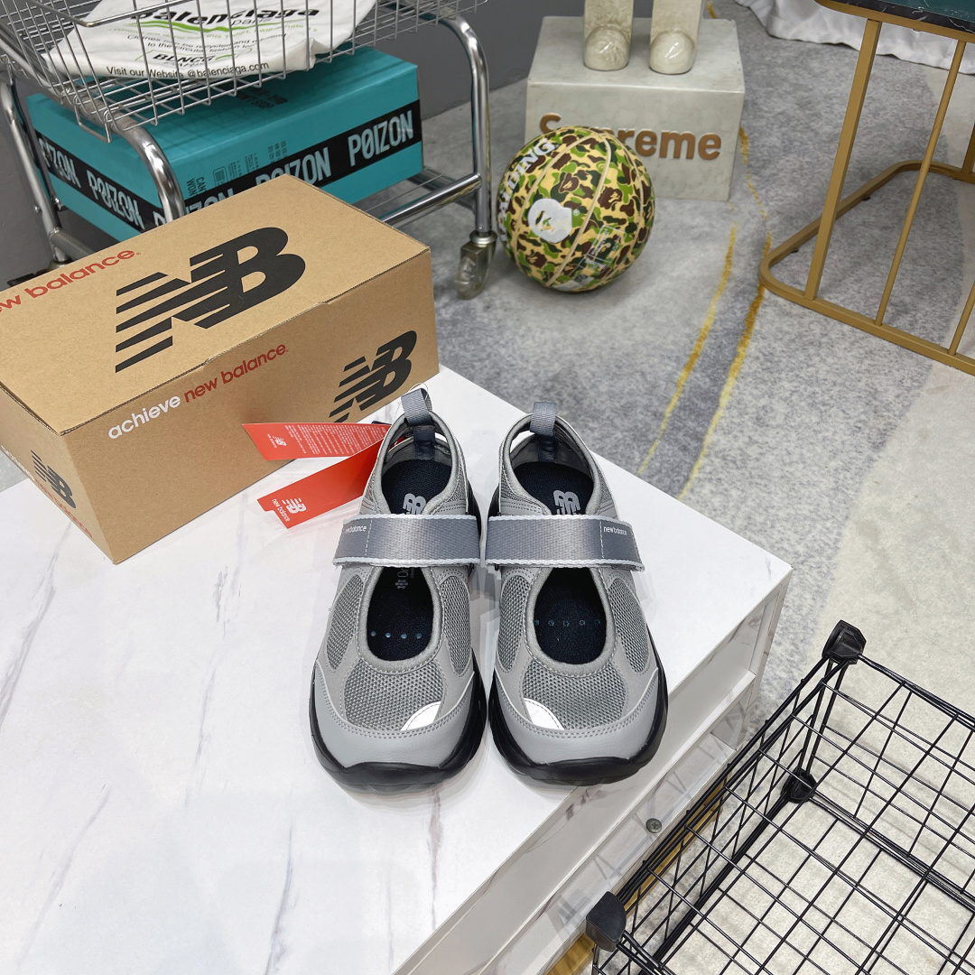 NO:391913,Company-level NEW BALANCE NB 2202 Mary Jane Women's Sports, Trendy Retro Sports Fabric Artificial Leather Lightweight Low Top Casual Running Shoes Fashion Mary Jane #Velcro Shoes The color matching is too high-end and super textured, and it feels comfortable to stir-fry chicken on the feet, and it looks good no matter how you match it!  In terms of shoe shape, it has the standard appearance of Mary Jane shoes, and uses Velcro to replace the general shoelace system, and the NB logo is also set here. There is a large hollow design directly above the upper. If you look closely, small holes are also available in the rubber area of ​​the midsole, which further enhances breathability. Article number: S02202GR Size: 35-40 Half size, Mary Jane, mary jane19860909公司级 NEW BALANCE NB 2202 玛丽珍女士运动,潮流复古运动 织物人造革轻便 低帮 休闲跑步鞋 时尚玛丽珍 #魔术贴鞋 配色太高级超有质感,上脚脚感也炒鸡舒服,无论还是怎么搭都好看！在鞋型方面,它有着标准的玛丽珍鞋外观,采用魔术贴取代了一般的鞋带系统,NB 的徽标也设置于此.鞋面正上方有大面积镂空设计,仔细观察,中底橡胶区域同样设有小孔,进一步增强了透气性. 货号: S02202GR 尺码: 35-40含半码,玛丽珍,mary jane,Women's Shoes