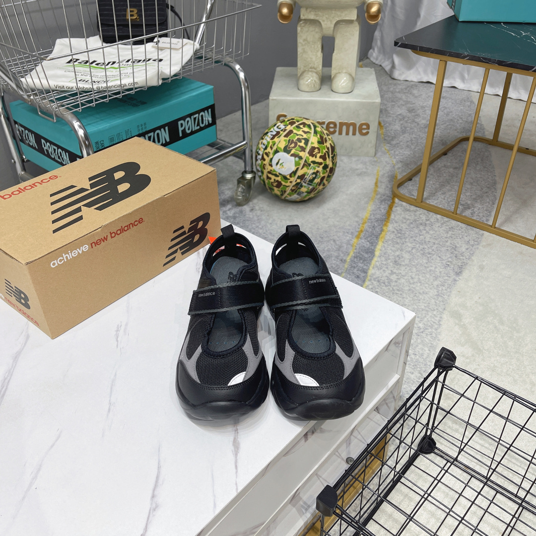 NO:391919,Company-level NEW BALANCE NB 2202 Mary Jane Women's Sports, Trendy Retro Sports Fabric Artificial Leather Lightweight Low Top Casual Running Shoes Fashion Mary Jane #Velcro Shoes The color matching is too high-end and super textured, and it feels comfortable to stir-fry chicken on the feet, and it looks good no matter how you match it!  In terms of shoe shape, it has the standard appearance of Mary Jane shoes, and uses Velcro to replace the general shoelace system, and the NB logo is also set here. There is a large hollow design directly above the upper. If you look closely, small holes are also available in the rubber area of ​​the midsole, which further enhances breathability. Article number: S02202GR Size: 35-40 Half size, Mary Jane, mary jane19860909公司级 NEW BALANCE NB 2202 玛丽珍女士运动,潮流复古运动 织物人造革轻便 低帮 休闲跑步鞋 时尚玛丽珍 #魔术贴鞋 配色太高级超有质感,上脚脚感也炒鸡舒服,无论还是怎么搭都好看！在鞋型方面,它有着标准的玛丽珍鞋外观,采用魔术贴取代了一般的鞋带系统,NB 的徽标也设置于此.鞋面正上方有大面积镂空设计,仔细观察,中底橡胶区域同样设有小孔,进一步增强了透气性. 货号: S02202GR 尺码: 35-40含半码,玛丽珍,mary jane,Women's Shoes