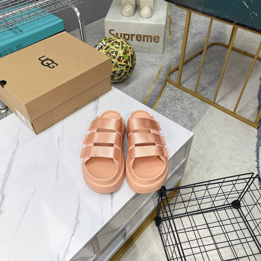 NO:415587,UGG summer new lesbian gold series thick-soled Velcro casual slippers same style. Super light shoes. Velcro buckle is adjustable according to the foot shape. The thick-soled design is fashionable and heightened. Size: 36-40, slippers, slippers19860909UGG夏季新款女同款炫金系列厚底魔术贴休闲拖鞋明星同款 超轻的一款鞋子 魔术贴搭扣根据脚型随意调节 厚底设计时尚又增高 尺码:36-40,拖鞋,slippers,Women's Shoes