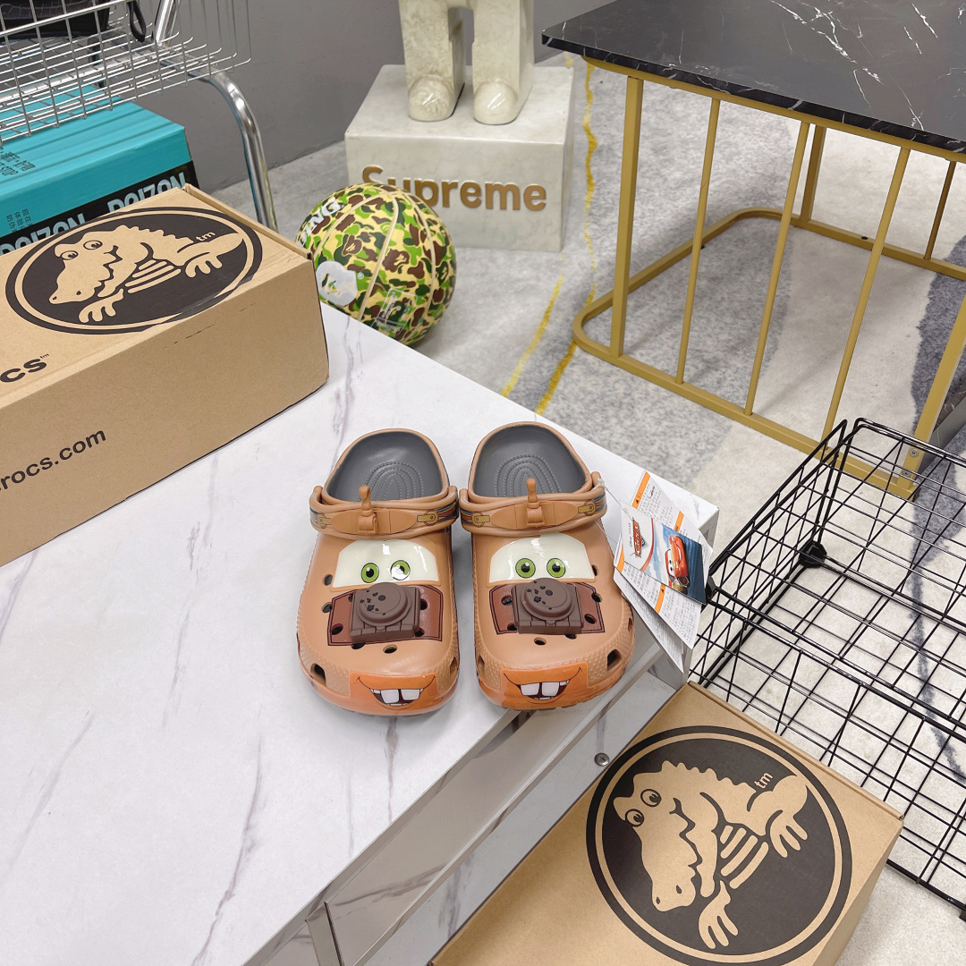 NO:415571,Crocs Crocs Automotive Mobilization Limited Cooperation Series EVA Material Water Transfer Cars x Crocs Crocs Classic Clog 'Mater' Comfortable and versatile Cave Shoes Men and Women Brown Ultralight Croslite Patented Material Size M4 (36-37) M5 (37-38) M6 (38-39) M7 (39-40) M8 (41-42) M9 (42-43) M10 (43-44) M11 (45-46), Slippers, slippers19860909Crocs卡骆驰 汽车总动员限定合作系列 EVA材质水转印 Cars x Crocs卡骆驰 Classic Clog 'Mater' 舒适百搭 洞洞鞋 男女同款 棕色 超轻Croslite专利材料打造 尺码M4（36-37） M5（37-38）M6（38-39）M7（39-40）M8（41-42）M9（42-43）M10（43-44）M11（45-46）,拖鞋,slippers,Women's Shoes