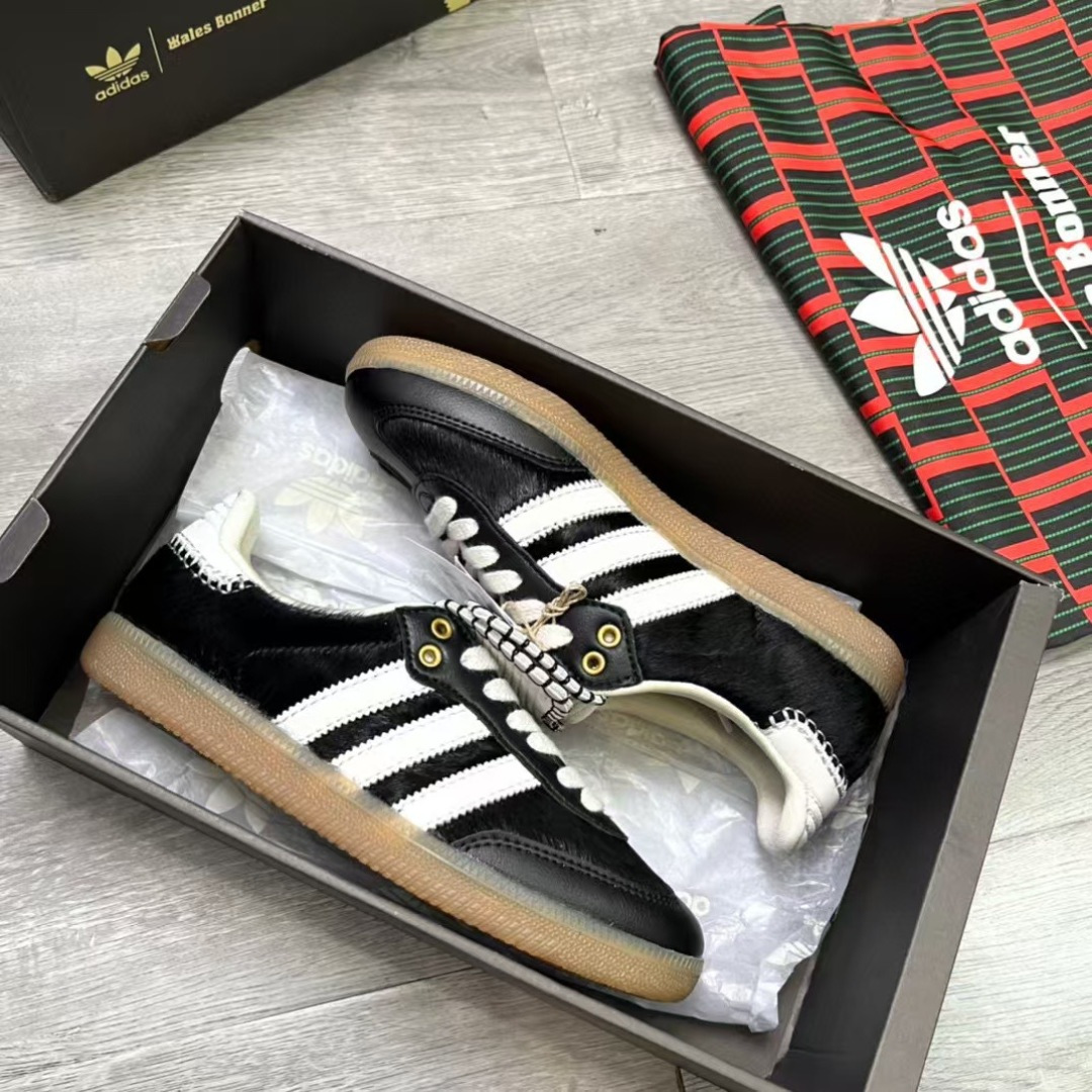 NO:614446,Wales Bonner Samba x adidas 'Samba Series Gentleman's Virtue Training Football Versatile Leather Sneakers' London brand Wales Bonner and adidas  After Samba created the most popular liquid silver color scheme, now the second wave of cooperation is here. The previous one was definitely highly sought after and the market price is not low. This cooperation has released four new Samba shoes. The overall shape continues the previous design of extra long folded tongue. Crochet elements and wavy three-stripe design are added to the heel and tongue of each pair of shoes, which is highly recognizable. The horsehair material is supplemented by blue lining, tongue, heel and  The three stripes are embellished with white and matched with a raw rubber outsole, which has an excellent visual effect. The white model is also made of horsehair material, with leather splicing on the tongue and upper, and burgundy embellishments in the details. The texture is also invincible. The black and white contrast model also continues the same design, with a full sense of luxury. The burgundy color model is full of retro flavor, using burgundy glossy and suede materials, the lining is blue satin, and there is also off-white Wales printed on the side of the shoe.  Bonner logo, highlighting the joint identity. Size 35.5 36 36.5 37 38 38.5 39 40 40.5 41 42 42.5 43 44 44.5 45, casual shoes/sports shoes, adidas, sneakers19860909Wales Bonner Samba x adidas “桑巴舞系列绅士德训足球百搭皮革板鞋” 伦敦品牌Wales Bonner和adidas Samba打造了最火的液态银配色后,现在第二波合作来了,上一款发售绝对受到了很强的追捧,而且市价不低.本次合作共发布四款全新Samba鞋款,整体造型延续了之前超长翻折鞋舌的设计,每双鞋的后跟和鞋舌处都加入了钩针元素和波浪形三道杠设计,辨识度极高.马毛材质呈现辅以蓝色内衬,鞋舌、后跟和三道杠处采用白色点缀,搭配生胶外底,视觉效果绝佳.白色款同样采用了马毛材质,鞋舌和鞋帮处以皮革拼接,细节处辅以酒红色点缀,同样质感无敌.黑白撞色款也延续同样设计呈现,高级感满满.而酒红配色款更是复古味十足,采用了酒红色光面和翻毛皮材质,内衬则是蓝色缎面搭配,鞋侧还印有米白色Wales Bonner标识,彰显联名身份. 尺码35.5 36 36.5 37 38 38.5 39 40 40.5 41 42 42.5 43 44 44.5 45,休闲鞋/运动鞋,adidas,sneakers,Women's Shoes