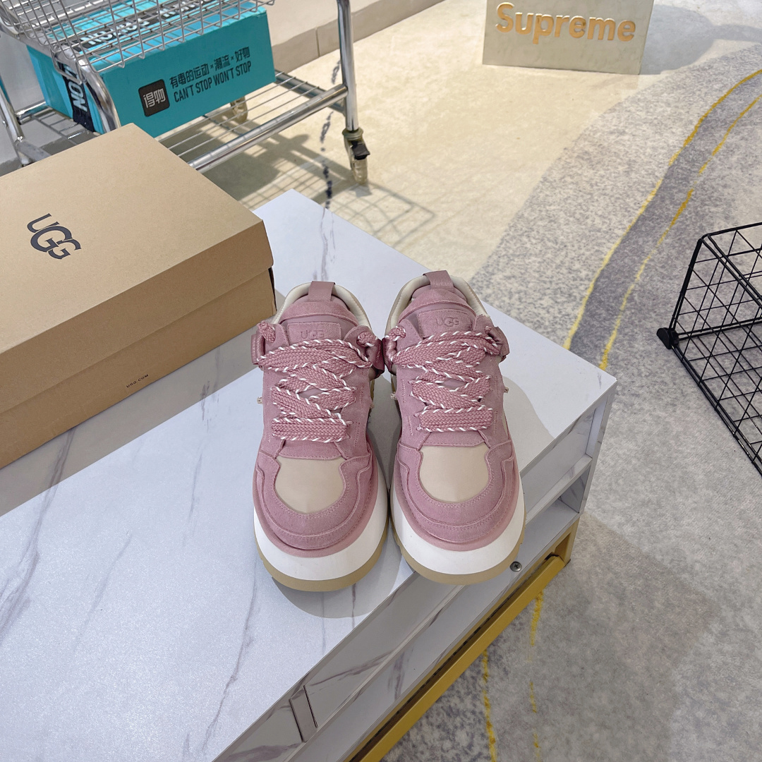 NO:485258,UGG 2025 Mer Casual, Spring and Autumn new styles are coming, the combination of ribbon + woven shoelaces is like installing a 'style switch' for shoes. If you want to go the sweet girl route, tie a ribbon bow, and the gentle atmosphere is full; if you want to switch to cool mode, change to woven shoelaces, and instantly grasp the street feeling. The two types of shoelaces are free to switch, and a pair of shoes can wear N styles. The thick sole hides the 'high-profile code' and the thick sole design is simply a small dish!  Increased height by 5cm thick sole so that it looks light like stepping on cotton, walking with wind, instantly turning 170 fur splicing and high-end feel full~ Size 35-41, casual shoes/sports shoes, sneakers19860909UGG 2025梅尔休闲,春秋新款来袭,丝带+编织鞋带的组合, 像给鞋子装了「风格开关」 想走甜妹路线, 系上丝带蝴蝶结,温柔氛围感拉满； 想切换酷飒模式,换上编织鞋带, 街头感瞬间拿捏.两种鞋带自由切换, 一双鞋能穿出 N 种风格 厚底藏着“显高密码” 厚底设计简直是小个子天菜！ 增高5cm厚底轻到像踩棉花,走路带风还秒变170翻毛皮拼接高级感拉满～ 尺码35-41,休闲鞋/运动鞋,sneakers,Women's Shoes