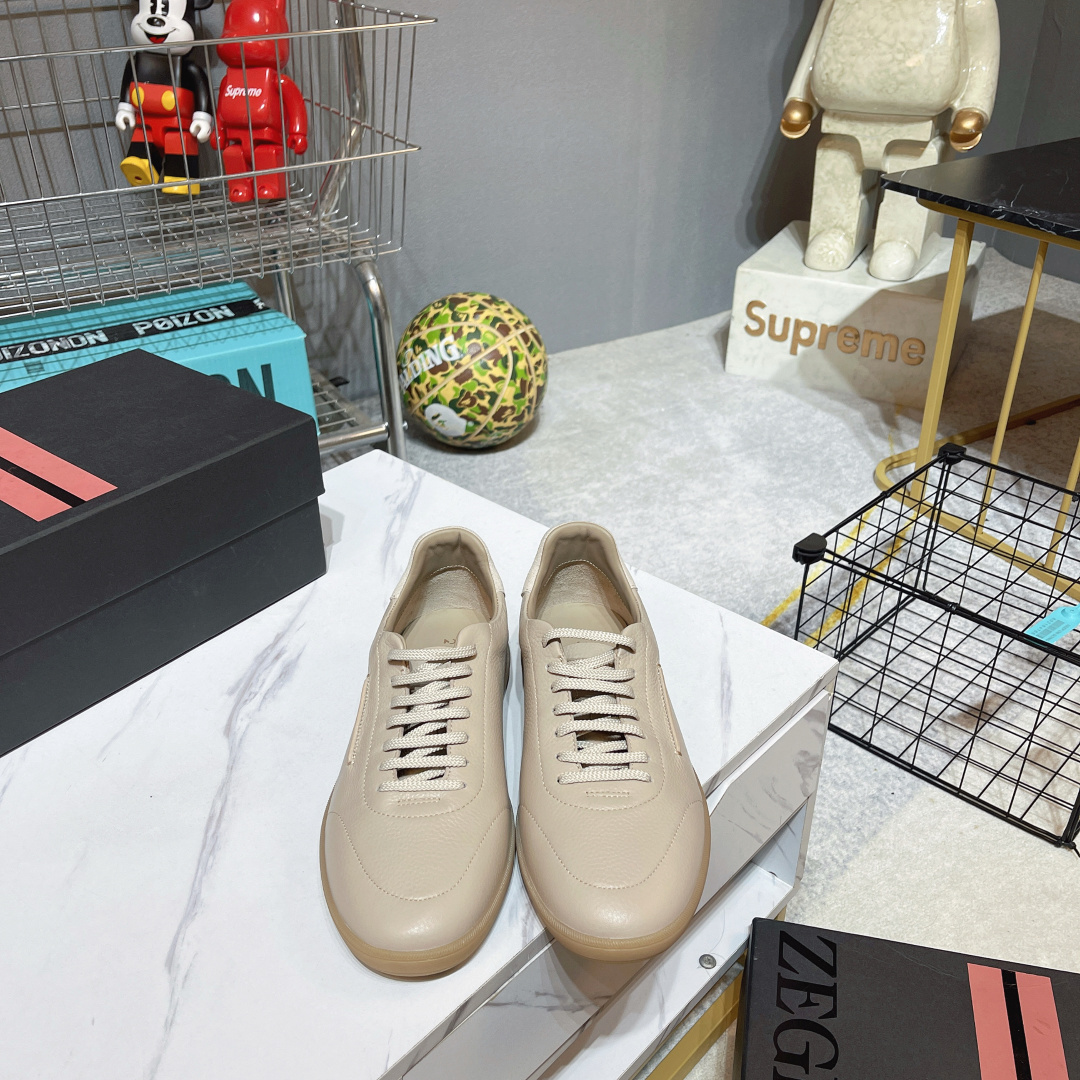 NO:868650,[Zegna/Zegna] Top men's Zegna/Zegna new season 232 suede sneakers!  This 232 sneaker is named after Route 232 in the Oasi Zegna. It highlights the brand's flexible spirit of keeping pace with the times. It is made of solid-color soft suede leather. The deconstructed upper combines modern and retro atmosphere. It sublimates Zegna's exquisite footwear heritage with the spirit of innovation. The iconic stitching of the same color complements the brand logo on the side. Natural rubber sole is light and flexible with excellent grip. The newly interpreted sole pattern cleverly pays tribute to the early style of Route 232.  Lined in the same tone and equipped with a custom-designed genuine leather insole, the foot comfort is excellent. The complete package is repackaged and shipped for the first time!  Size 39-44 (45.46.47. Can be customized), casual shoes/sports shoes, zegna, sneakers19860909【 Zegna/杰尼亚】 顶级 男款 Zegna/杰尼亚 当季新款 232绒面革运动鞋 ！ 这款232运动鞋以杰尼亚绿洲（Oasi Zegna)232号公路命名 彰显品牌与时俱进的灵活精神,采用纯色柔软的绒面皮革制成 解构鞋面兼具现代与复古气息 以创新精神升华杰尼亚精致鞋履传承 标志性同色缝线与侧面的品牌标识相得益彰 天然橡胶底 轻盈灵活 抓地力出众 焕新演绎的鞋底花纹巧妙致敬232号公路的早期风貌 同色调衬里 配以定制设计的内**真皮鞋垫,上脚舒适度极好.全套包装重工打造首发出货！ 码数39-44（45.46.47.可定做）,休闲鞋/运动鞋,zegna,sneakers,Women's Shoes