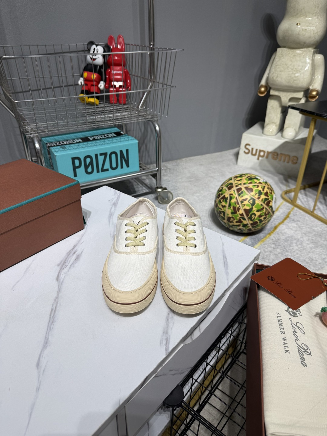 NO:868718,LP Couple Canvas Shoes Very versatile and slimming canvas shoes!  This season’s canvas shoes can be considered gods!  Must stay!  There really is no choice of outfits for any age group. Fresh and cute style, minimalist old-money style, sweet-cool-hot style, urban commuting style... there are so many styles to choose from!  And it can be matched with couples who are out of the circle!  Sisters who like low-key luxury, hurry up and get fashionable outfits with your teammates!  The upper is imported washed denim, the lining is original customer-supplied breathable canvas, the outsole is exclusive private mold rubber outsole, size 35-40, regular size (40 customized, non-refundable), buy the larger card size, men's model 39-45 (45, customized, non-returnable), casual shoes/sports shoes, loro piana, sneakers19860909LP情侣帆布鞋 巨百搭又显瘦的帆布鞋！这一季可以封神的帆布鞋！必须留下！真的是不挑任何年龄段的穿搭 清新可爱风、极简老钱风、甜酷热辣风、都市通勤风…太多太多穿搭！而且又能搭配出出圈的情侣搭配！喜欢低调奢华的姐妹赶快和你们的队友一起get时髦穿搭！ 鞋面进口水洗牛仔布 内里原版客供透气帆布 大底独家私模橡胶大底 size35-40 正码(40定做不退换)卡码买大 男款39-45（45定制不退换）,休闲鞋/运动鞋,loro piana,sneakers,Women's Shoes