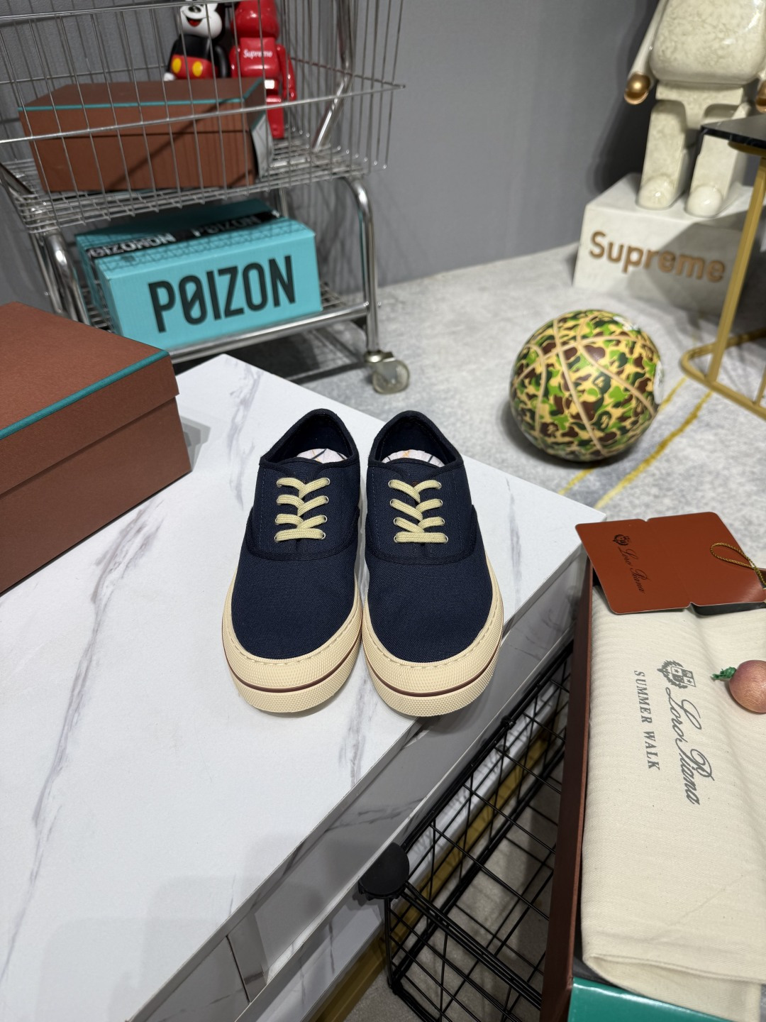 NO:868734,LP Couple Canvas Shoes Very versatile and slimming canvas shoes!  This season’s canvas shoes can be considered gods!  Must stay!  There really is no choice of outfits for any age group. Fresh and cute style, minimalist old-money style, sweet-cool-hot style, urban commuting style... there are so many styles to choose from!  And it can be matched with couples who are out of the circle!  Sisters who like low-key luxury, hurry up and get fashionable outfits with your teammates!  The upper is imported washed denim, the lining is original customer-supplied breathable canvas, the outsole is exclusive private mold rubber outsole, size 35-40, regular size (40 customized, non-refundable), buy the larger card size, men's model 39-45 (45, customized, non-returnable), casual shoes/sports shoes, loro piana, sneakers19860909LP情侣帆布鞋 巨百搭又显瘦的帆布鞋！这一季可以封神的帆布鞋！必须留下！真的是不挑任何年龄段的穿搭 清新可爱风、极简老钱风、甜酷热辣风、都市通勤风…太多太多穿搭！而且又能搭配出出圈的情侣搭配！喜欢低调奢华的姐妹赶快和你们的队友一起get时髦穿搭！ 鞋面进口水洗牛仔布 内里原版客供透气帆布 大底独家私模橡胶大底 size35-40 正码(40定做不退换)卡码买大 男款39-45（45定制不退换）,休闲鞋/运动鞋,loro piana,sneakers,Women's Shoes